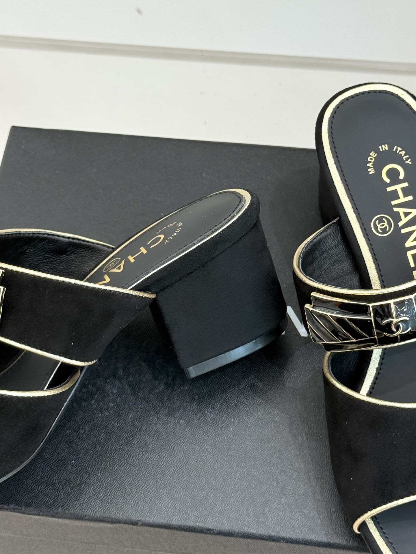 
CHANE* ｜小香25A春夏新品
双C蝴蝶结粗跟拖鞋
经典双C标志与精致蝴蝶结巧妙融合
彰显品牌的独