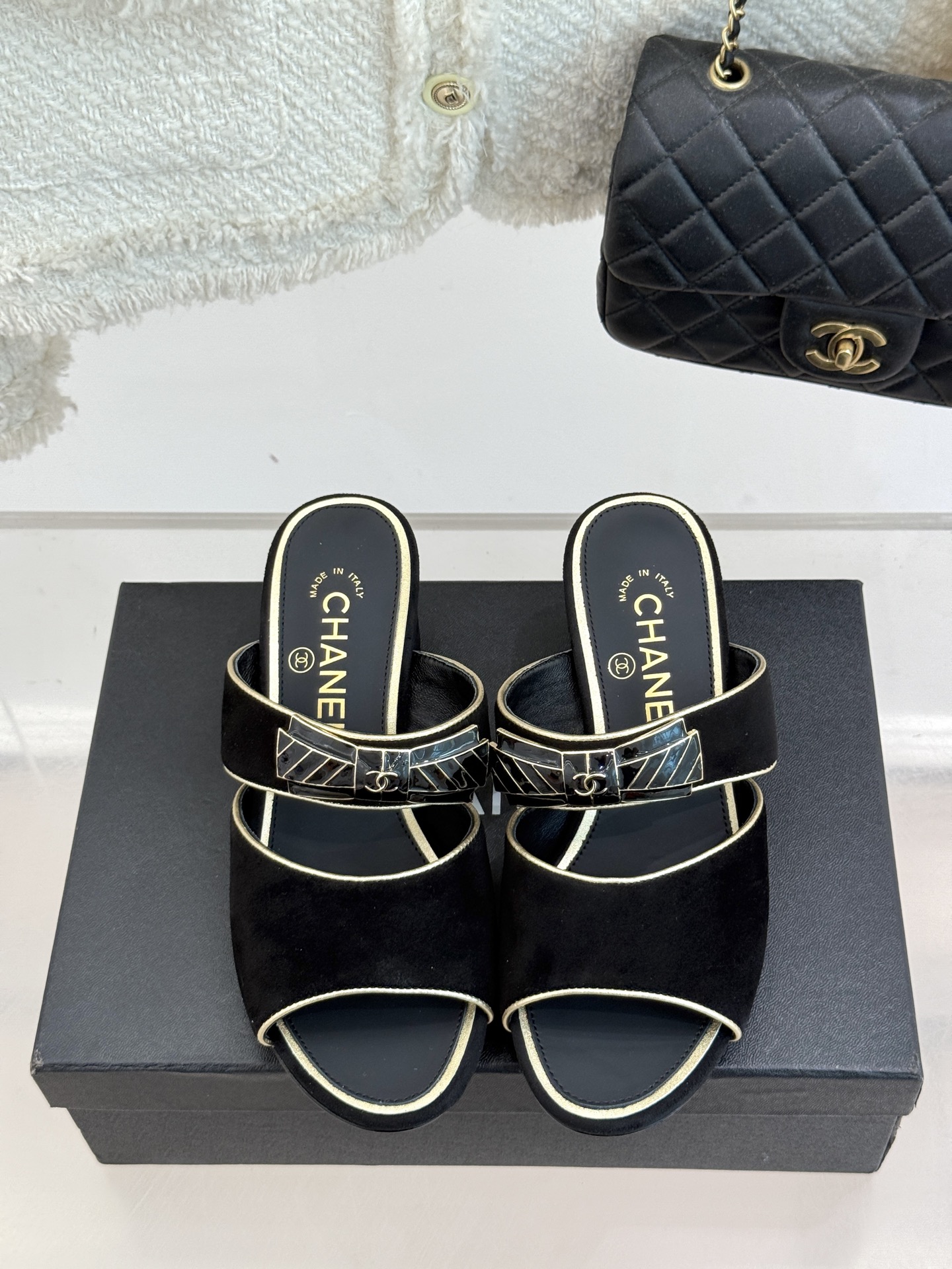 
CHANE* ｜小香25A春夏新品
双C蝴蝶结粗跟拖鞋
经典双C标志与精致蝴蝶结巧妙融合
彰显品牌的独
