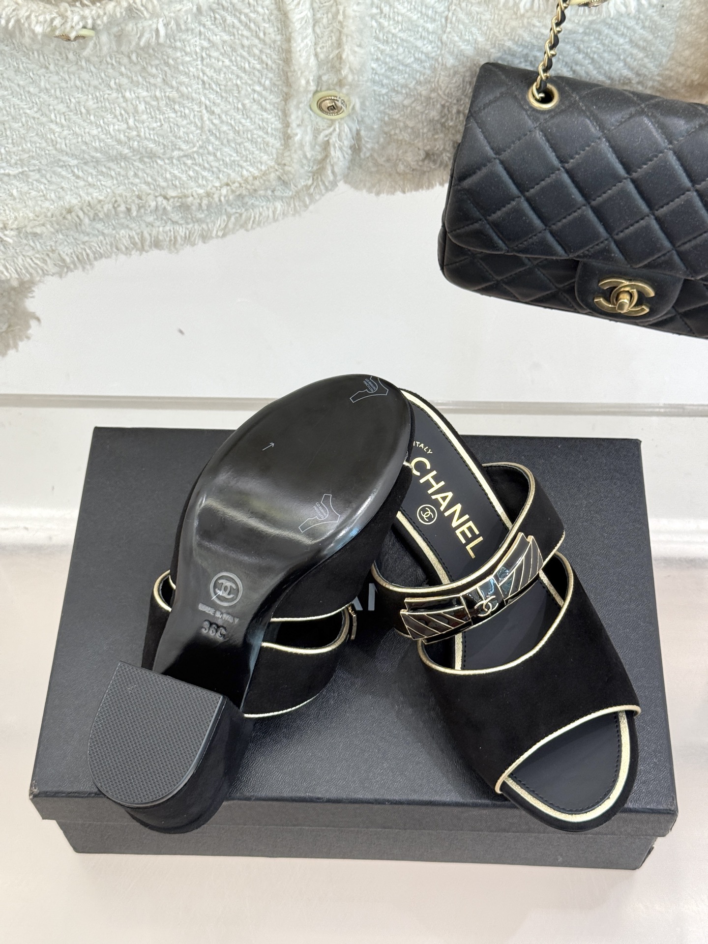 
CHANE* ｜小香25A春夏新品
双C蝴蝶结粗跟拖鞋
经典双C标志与精致蝴蝶结巧妙融合
彰显品牌的独