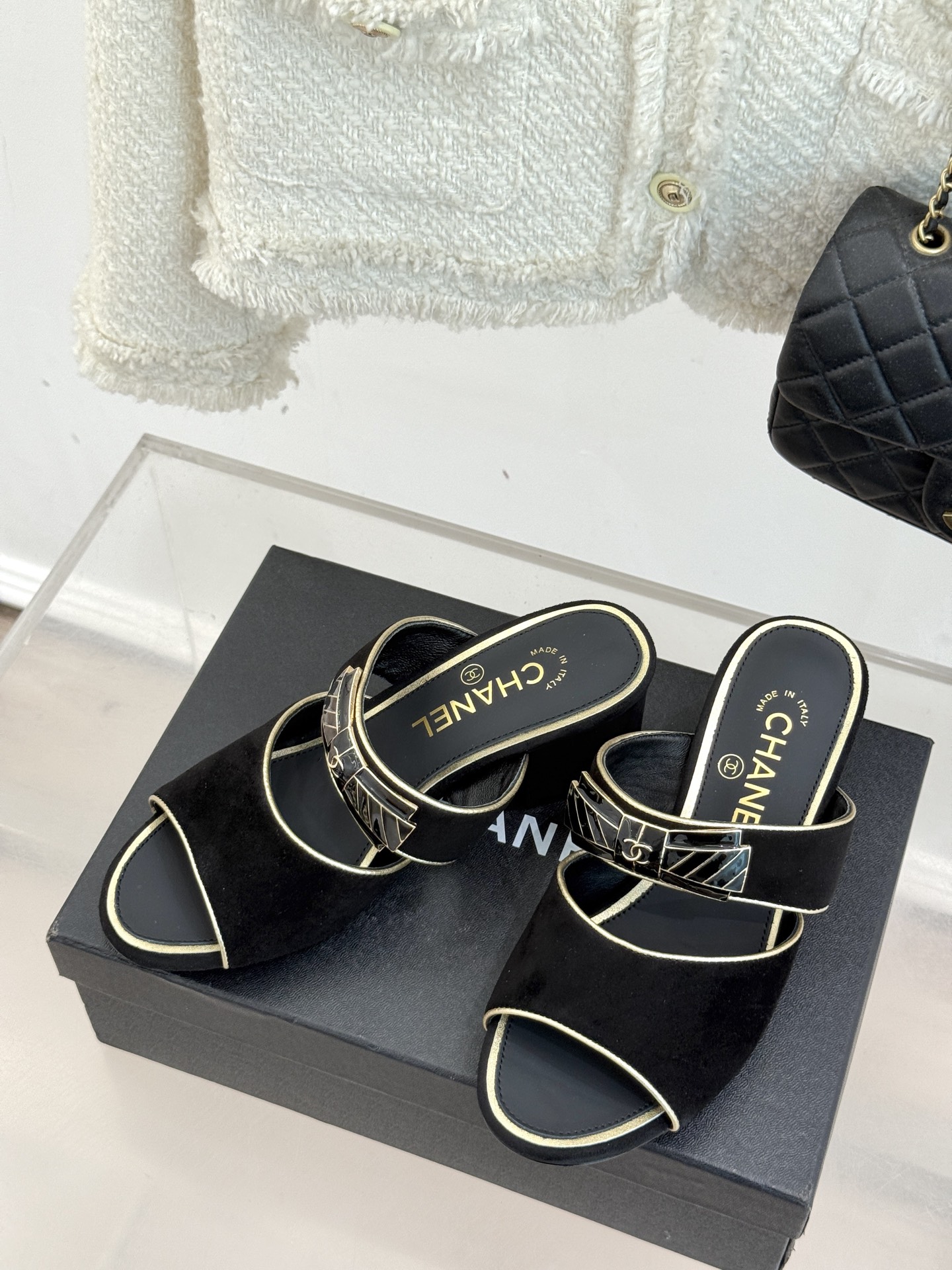 
CHANE* ｜小香25A春夏新品
双C蝴蝶结粗跟拖鞋
经典双C标志与精致蝴蝶结巧妙融合
彰显品牌的独