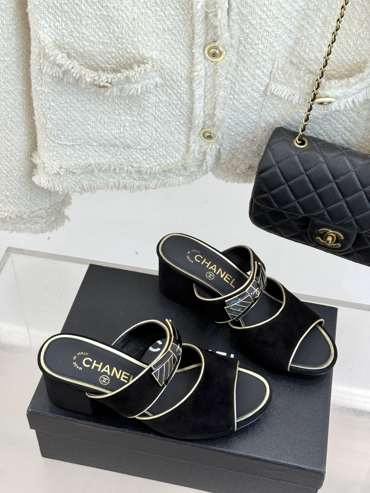
CHANE* ｜小香25A春夏新品
双C蝴蝶结粗跟拖鞋
经典双C标志与精致蝴蝶结巧妙融合
彰显品牌的独