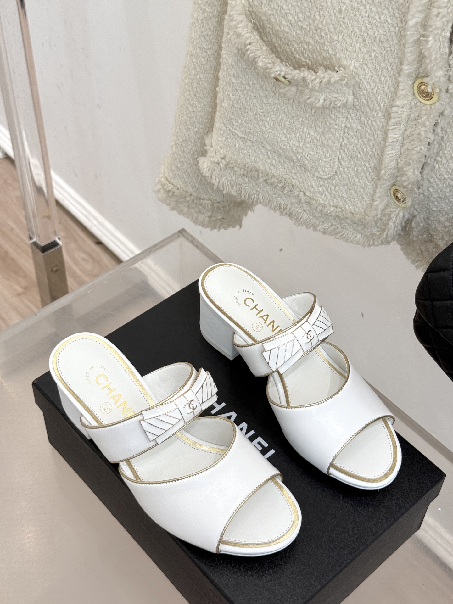 
CHANE* ｜小香25A春夏新品
双C蝴蝶结粗跟拖鞋
经典双C标志与精致蝴蝶结巧妙融合
彰显品牌的独