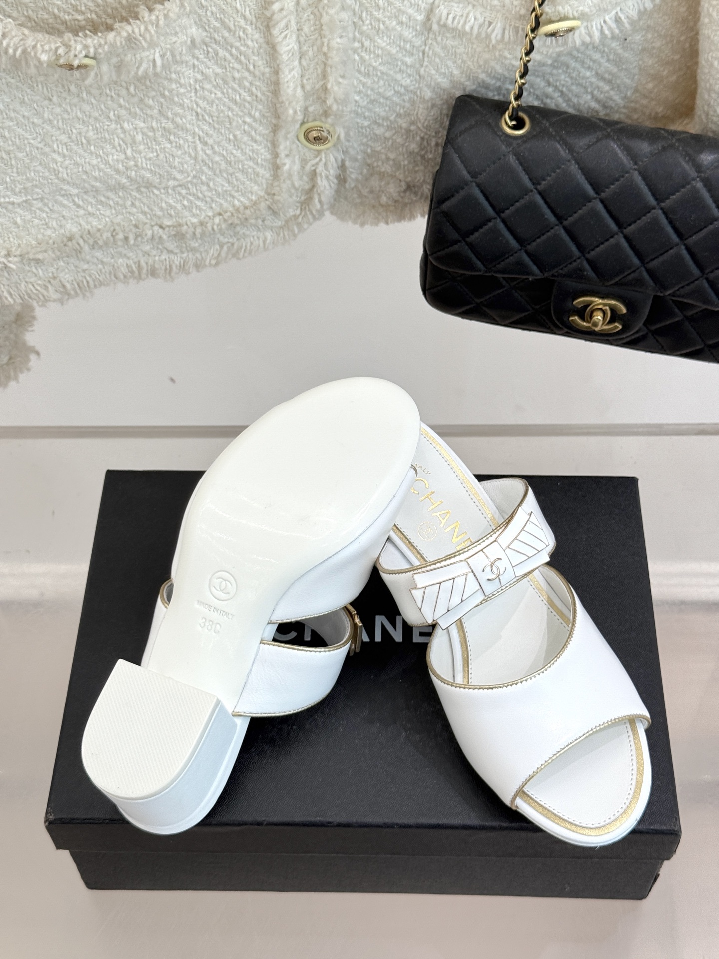 
CHANE* ｜小香25A春夏新品
双C蝴蝶结粗跟拖鞋
经典双C标志与精致蝴蝶结巧妙融合
彰显品牌的独
