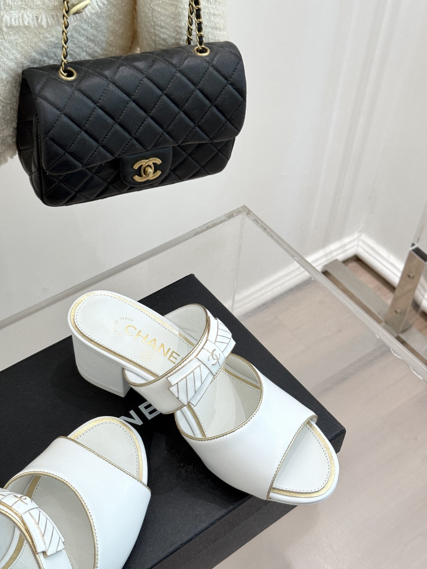 
CHANE* ｜小香25A春夏新品
双C蝴蝶结粗跟拖鞋
经典双C标志与精致蝴蝶结巧妙融合
彰显品牌的独