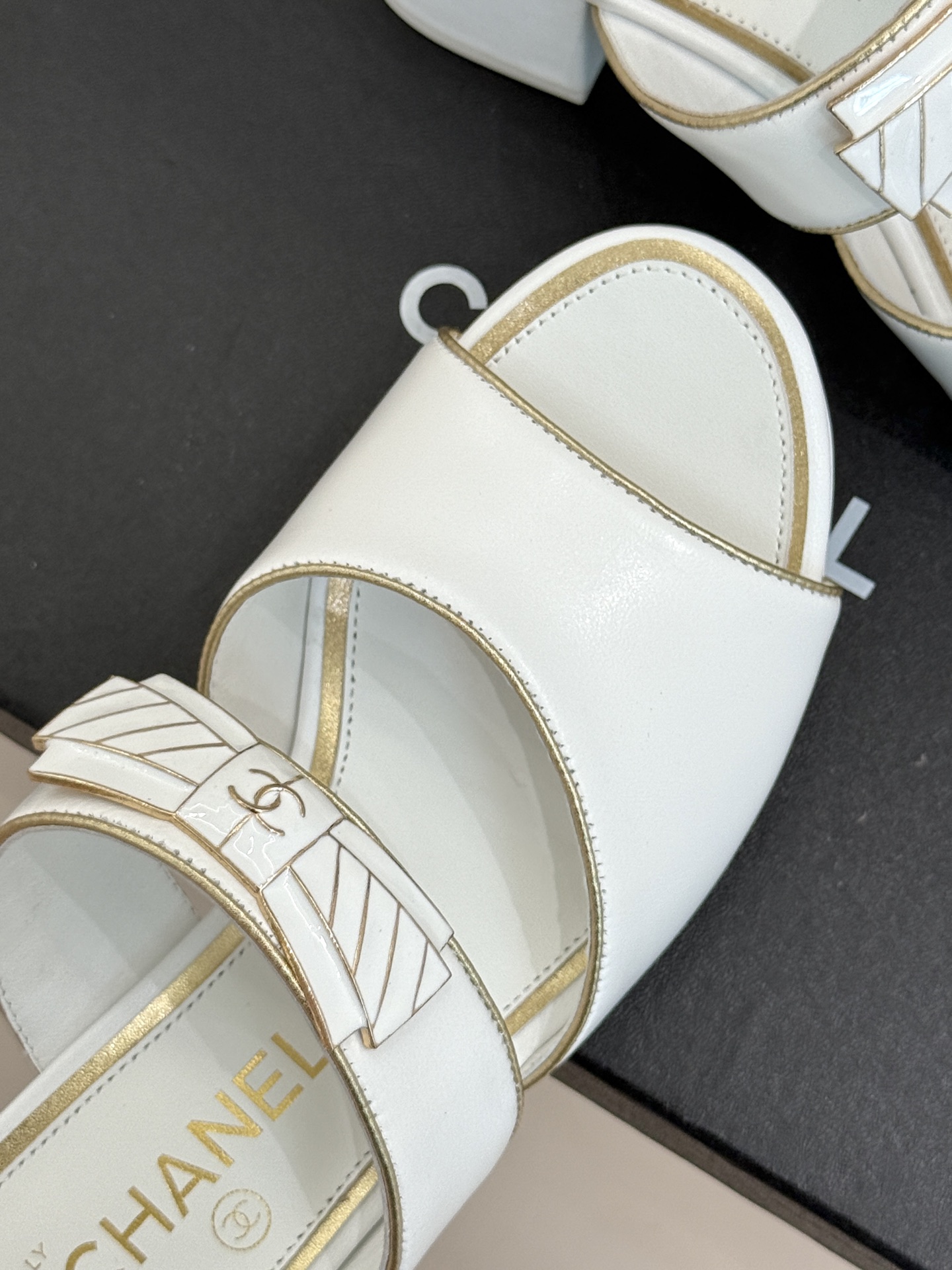 
CHANE* ｜小香25A春夏新品
双C蝴蝶结粗跟拖鞋
经典双C标志与精致蝴蝶结巧妙融合
彰显品牌的独