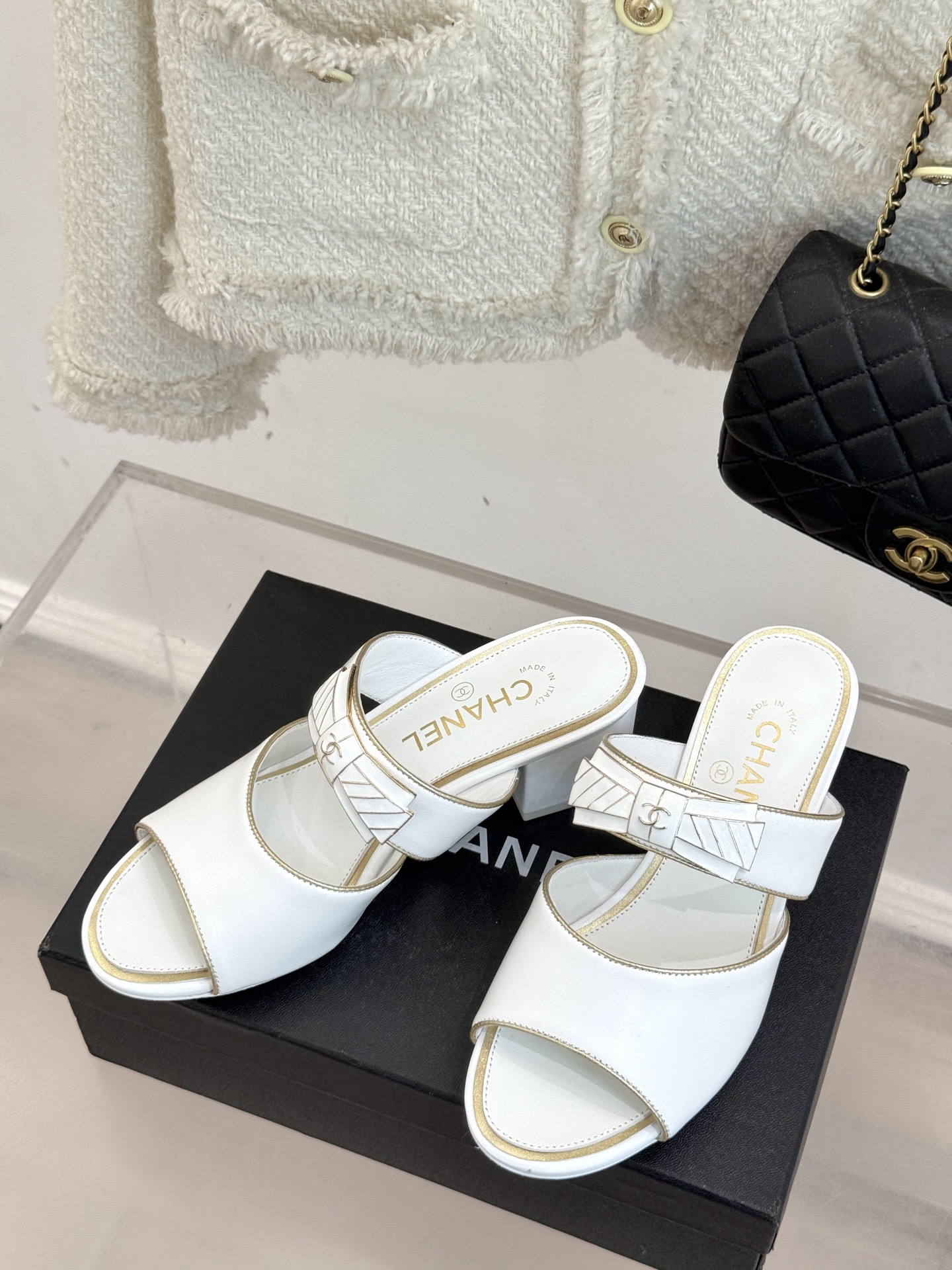 
CHANE* ｜小香25A春夏新品
双C蝴蝶结粗跟拖鞋
经典双C标志与精致蝴蝶结巧妙融合
彰显品牌的独