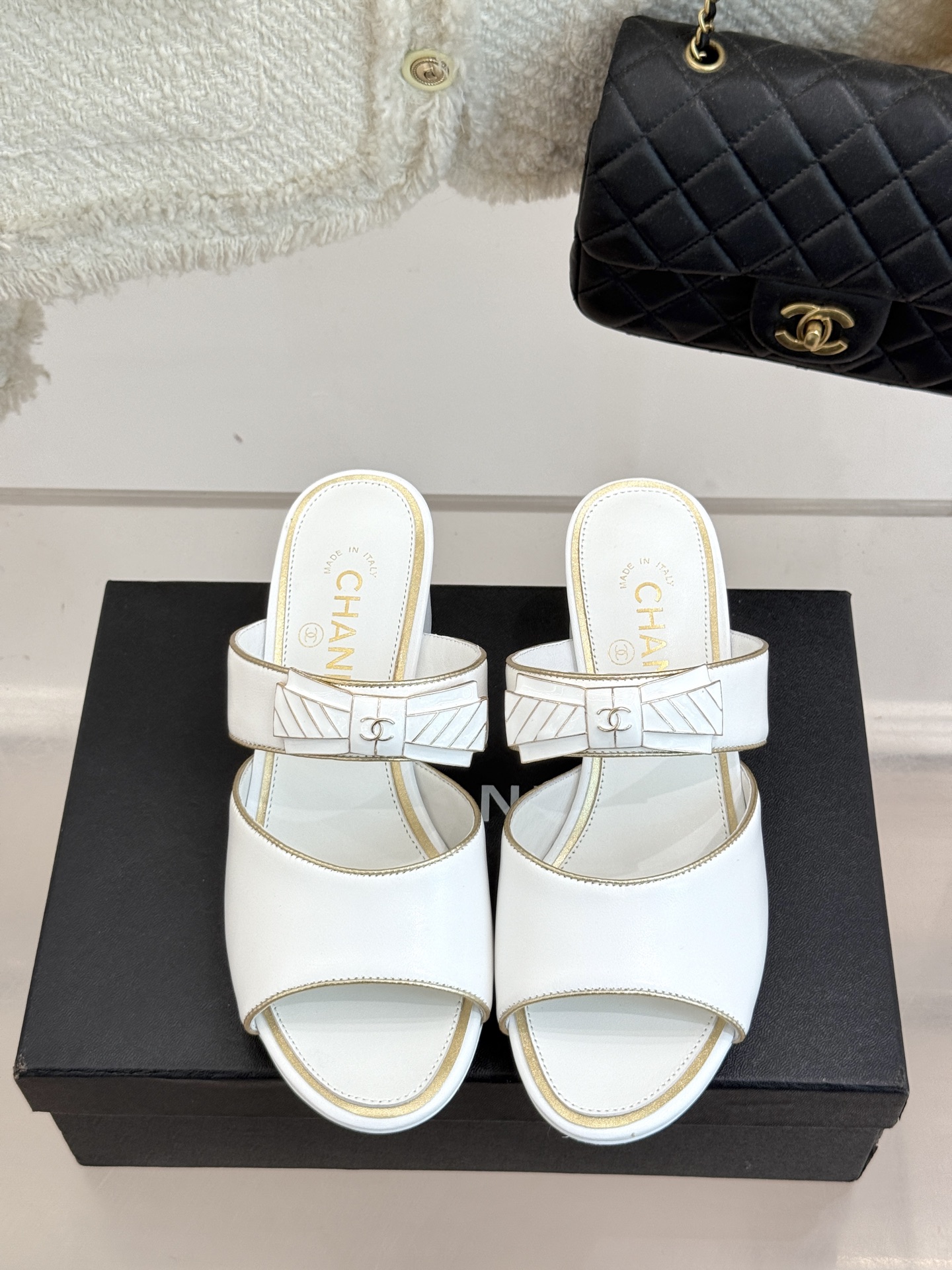 
CHANE* ｜小香25A春夏新品
双C蝴蝶结粗跟拖鞋
经典双C标志与精致蝴蝶结巧妙融合
彰显品牌的独