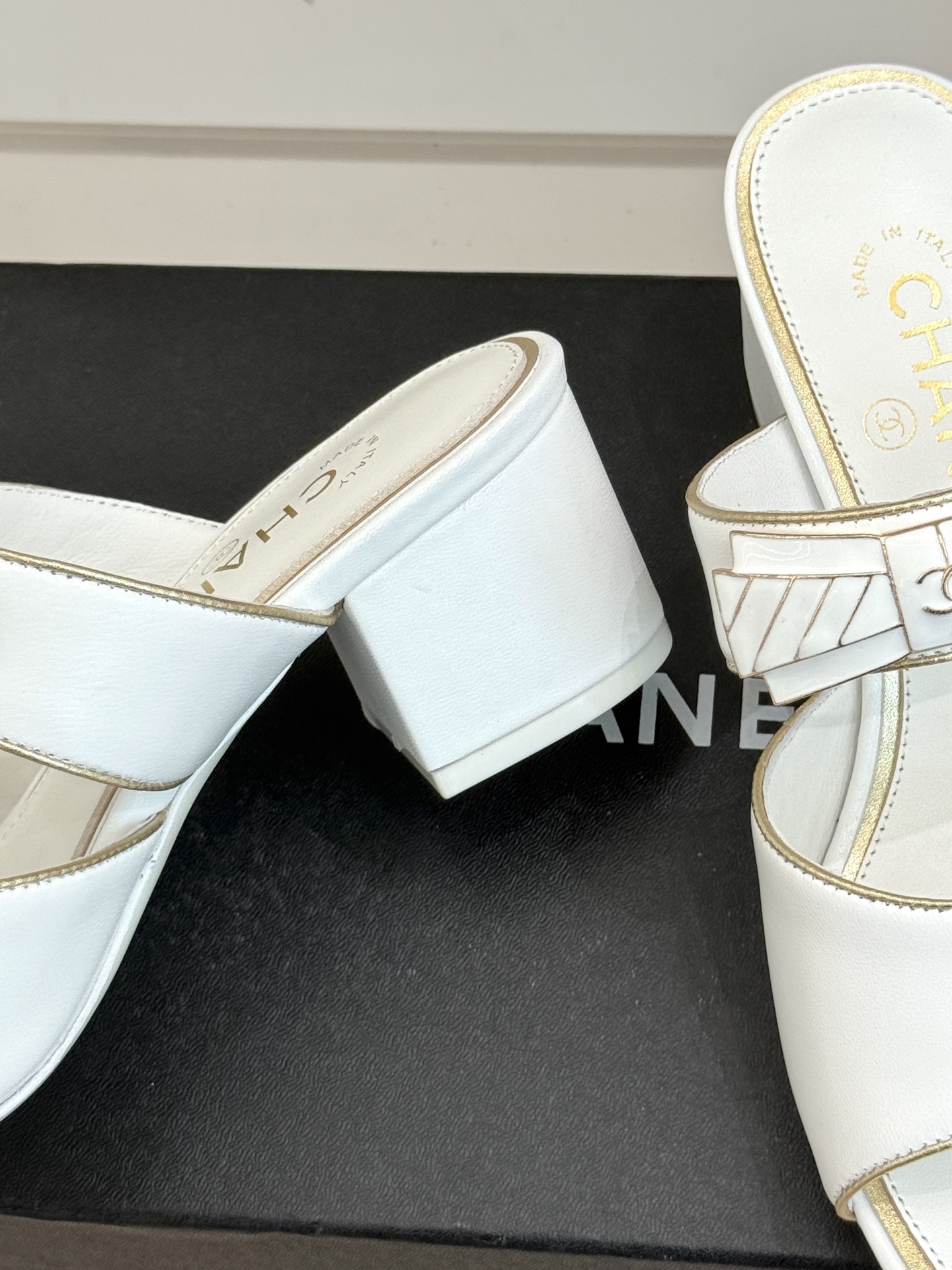
CHANE* ｜小香25A春夏新品
双C蝴蝶结粗跟拖鞋
经典双C标志与精致蝴蝶结巧妙融合
彰显品牌的独