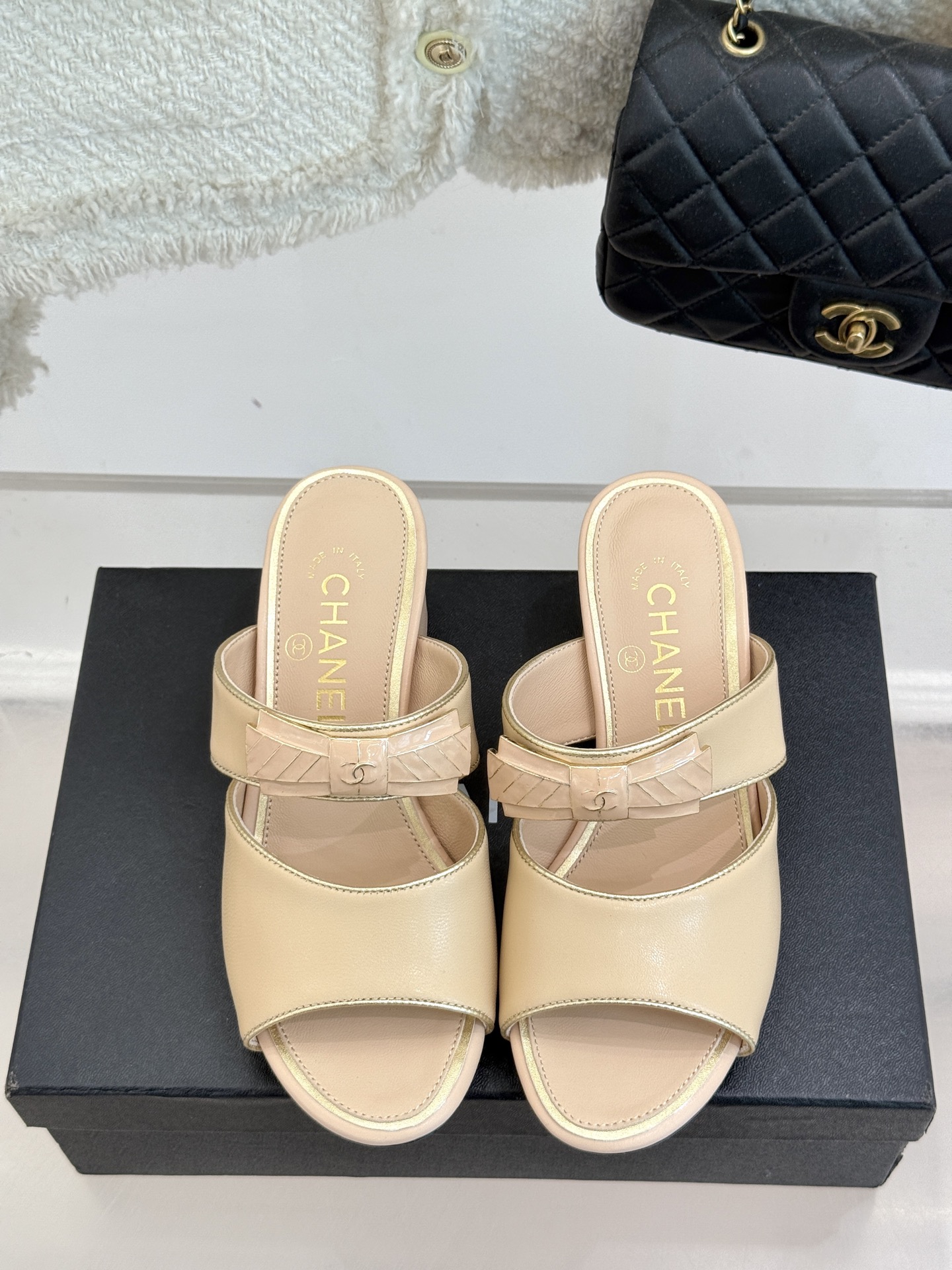
CHANE* ｜小香25A春夏新品
双C蝴蝶结粗跟拖鞋
经典双C标志与精致蝴蝶结巧妙融合
彰显品牌的独