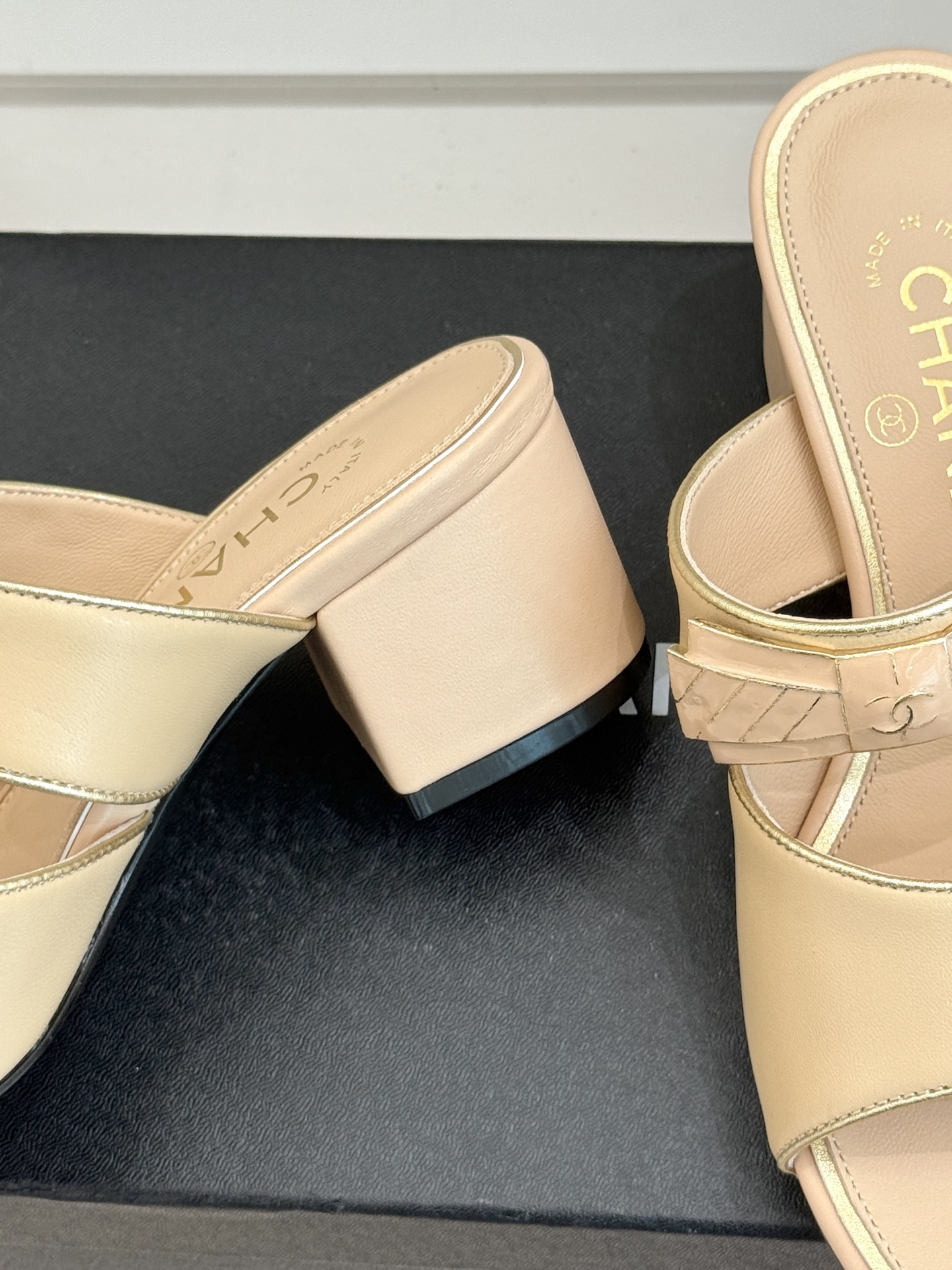 
CHANE* ｜小香25A春夏新品
双C蝴蝶结粗跟拖鞋
经典双C标志与精致蝴蝶结巧妙融合
彰显品牌的独