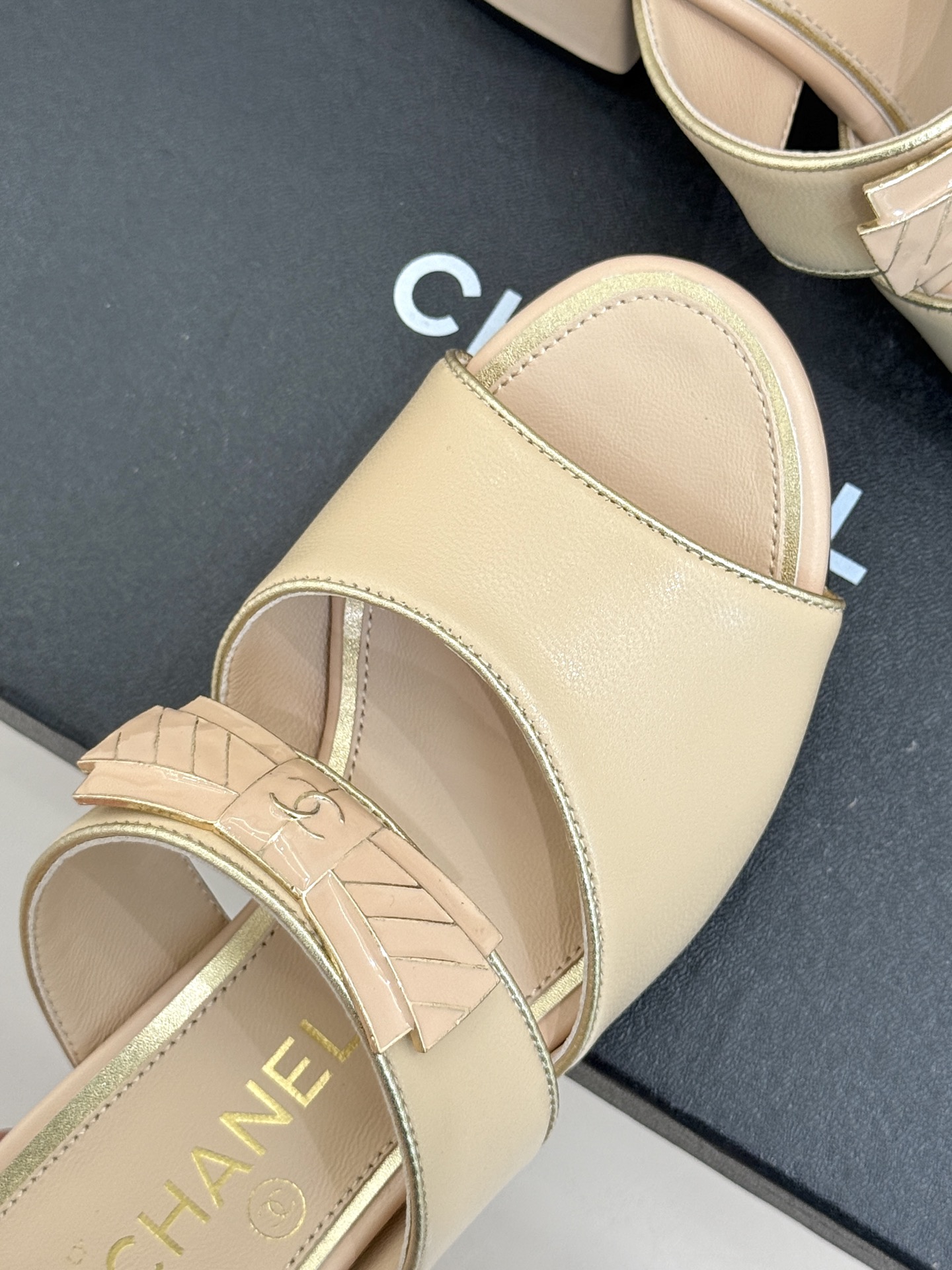 
CHANE* ｜小香25A春夏新品
双C蝴蝶结粗跟拖鞋
经典双C标志与精致蝴蝶结巧妙融合
彰显品牌的独