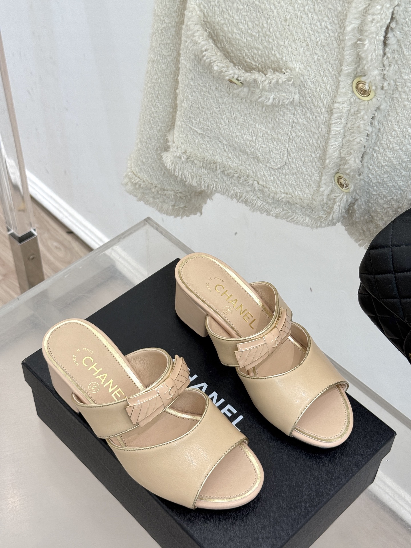 
CHANE* ｜小香25A春夏新品
双C蝴蝶结粗跟拖鞋
经典双C标志与精致蝴蝶结巧妙融合
彰显品牌的独