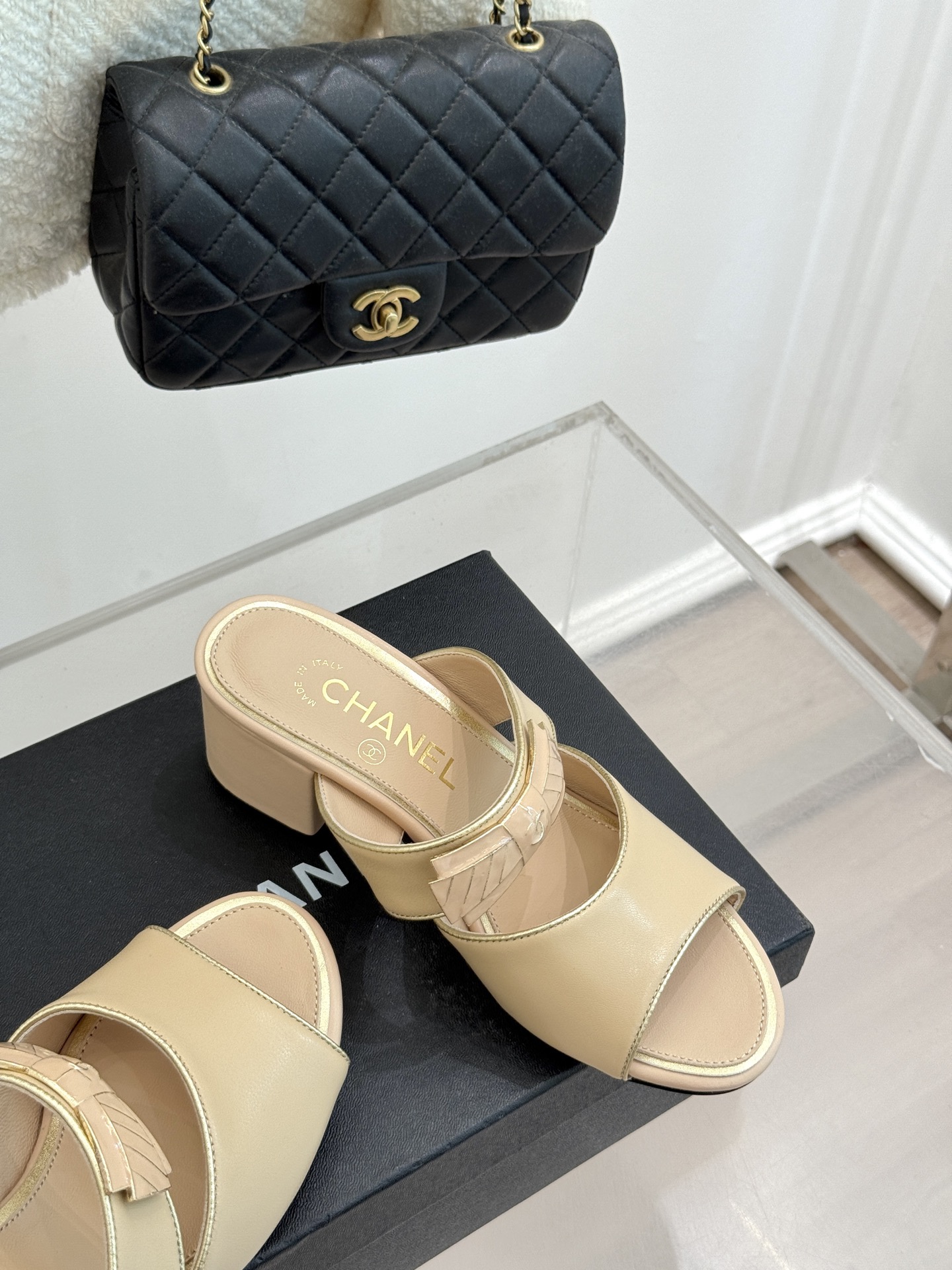 
CHANE* ｜小香25A春夏新品
双C蝴蝶结粗跟拖鞋
经典双C标志与精致蝴蝶结巧妙融合
彰显品牌的独