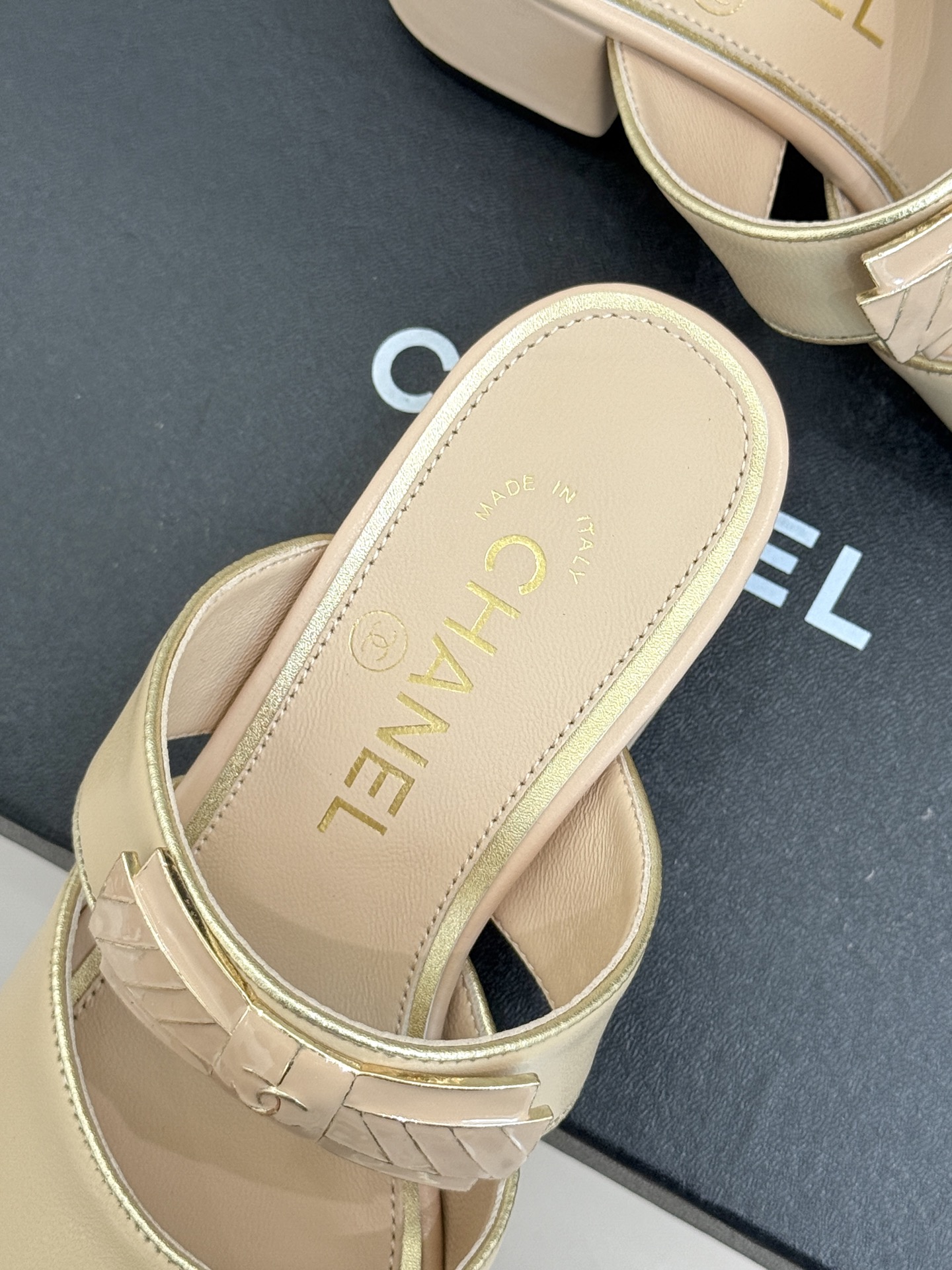 
CHANE* ｜小香25A春夏新品
双C蝴蝶结粗跟拖鞋
经典双C标志与精致蝴蝶结巧妙融合
彰显品牌的独