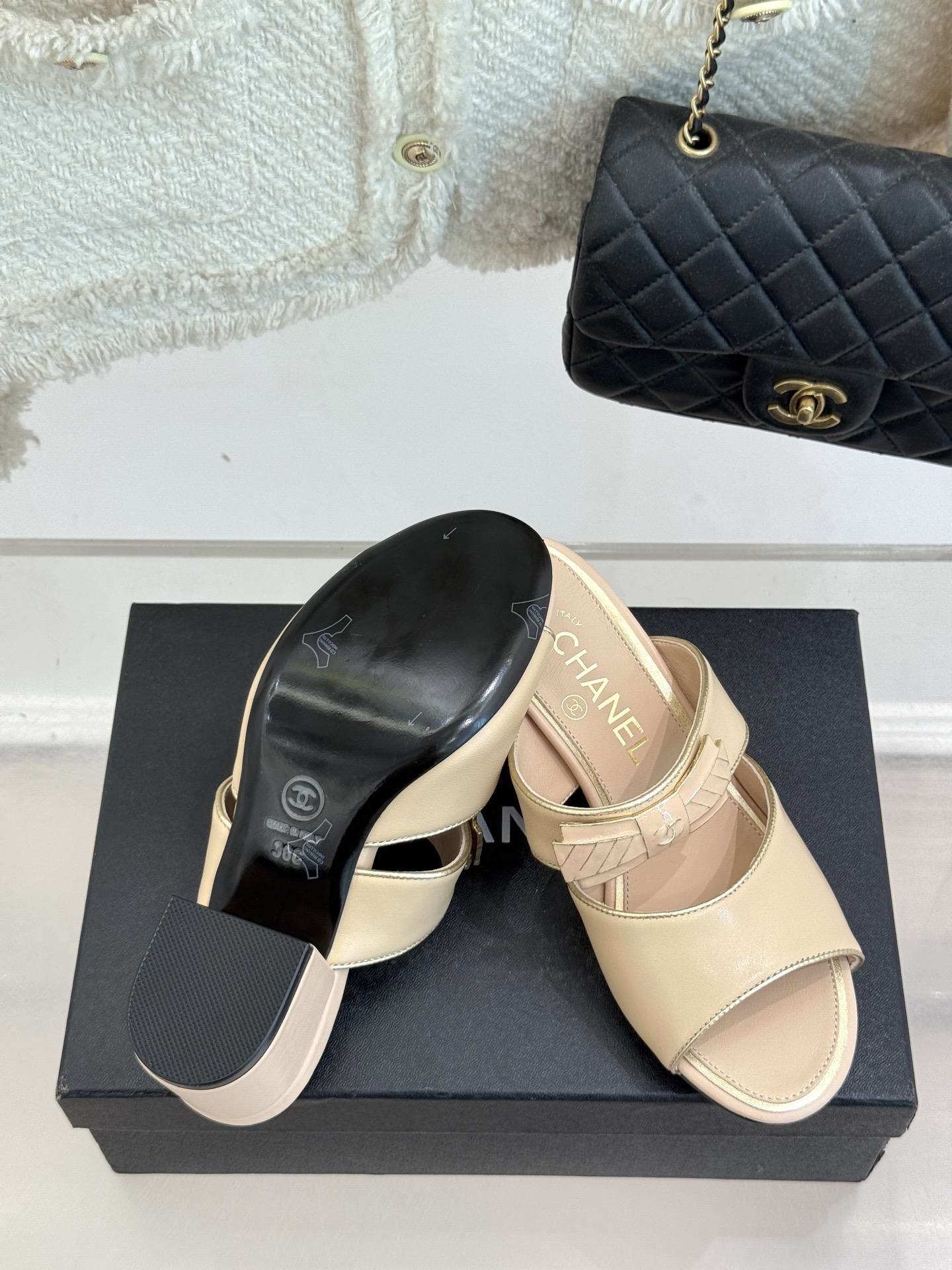 
CHANE* ｜小香25A春夏新品
双C蝴蝶结粗跟拖鞋
经典双C标志与精致蝴蝶结巧妙融合
彰显品牌的独