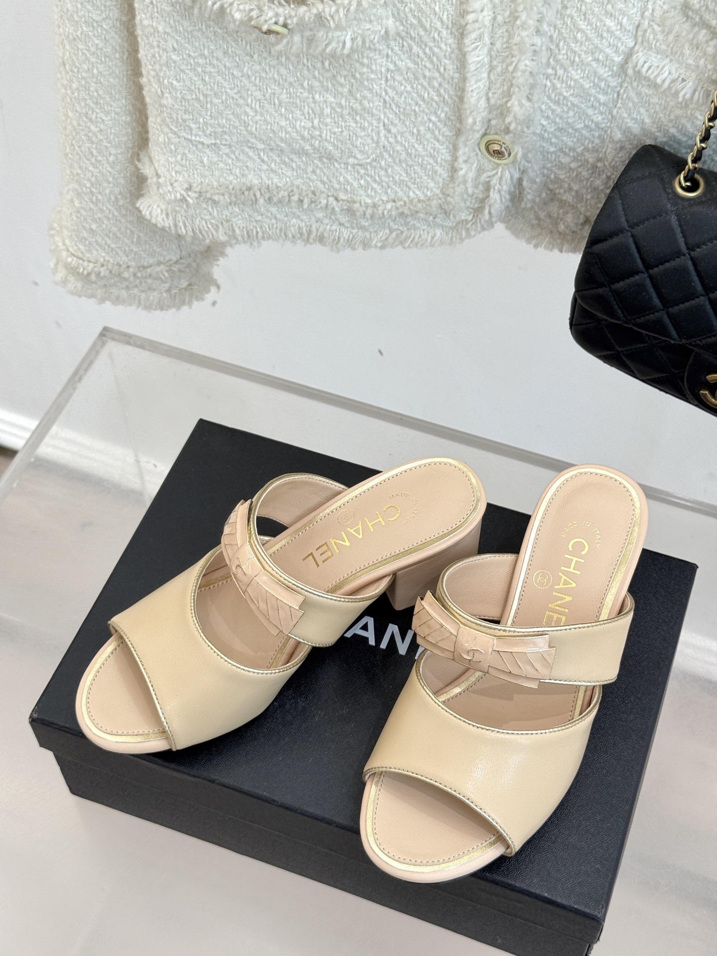 
CHANE* ｜小香25A春夏新品
双C蝴蝶结粗跟拖鞋
经典双C标志与精致蝴蝶结巧妙融合
彰显品牌的独