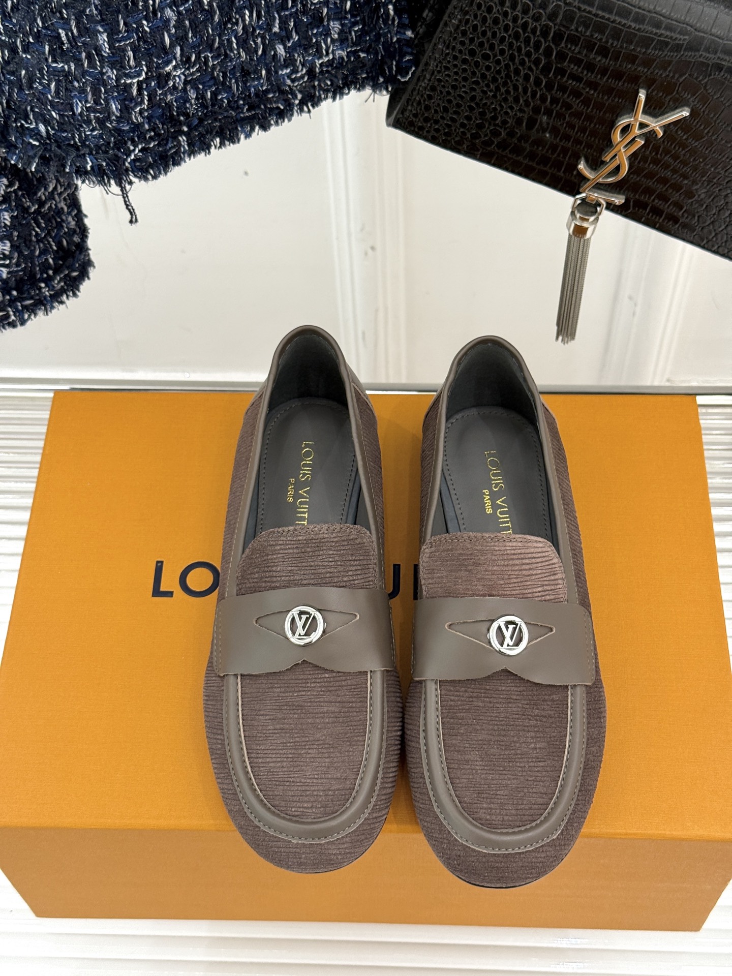 
L*V驴牌25ss早春新品
乐福鞋
真的是一眼爱上的乐福鞋
近期最爱的鞋子没有之一！
任何风格都能搭配