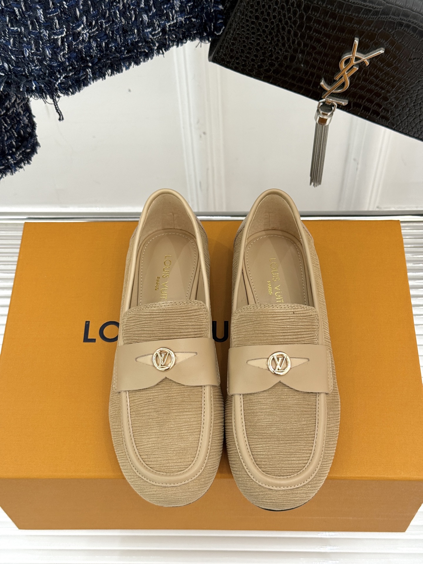
L*V驴牌25ss早春新品
乐福鞋
真的是一眼爱上的乐福鞋
近期最爱的鞋子没有之一！
任何风格都能搭配
