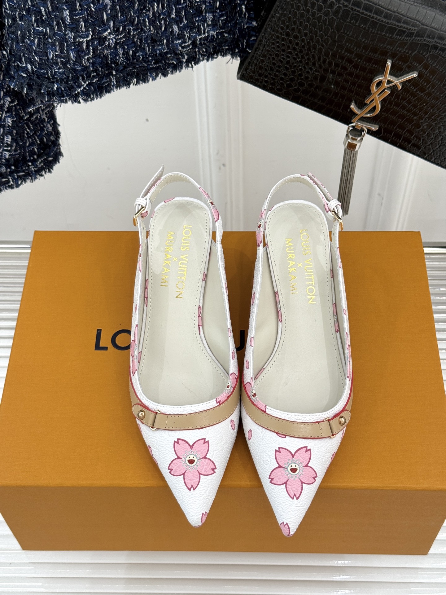 
L*V驴牌25ss春夏新品
樱桃系列樱桃跟高跟凉鞋
将经典与俏皮完美融合
老花元素搭配樱桃图案
复古中