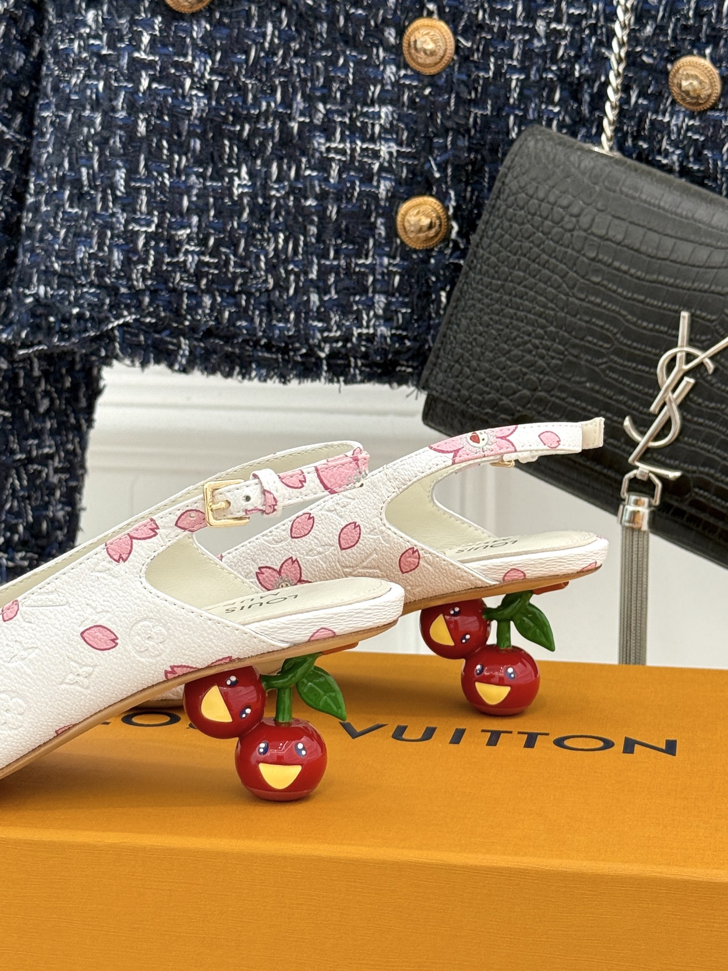 
L*V驴牌25ss春夏新品
樱桃系列樱桃跟高跟凉鞋
将经典与俏皮完美融合
老花元素搭配樱桃图案
复古中