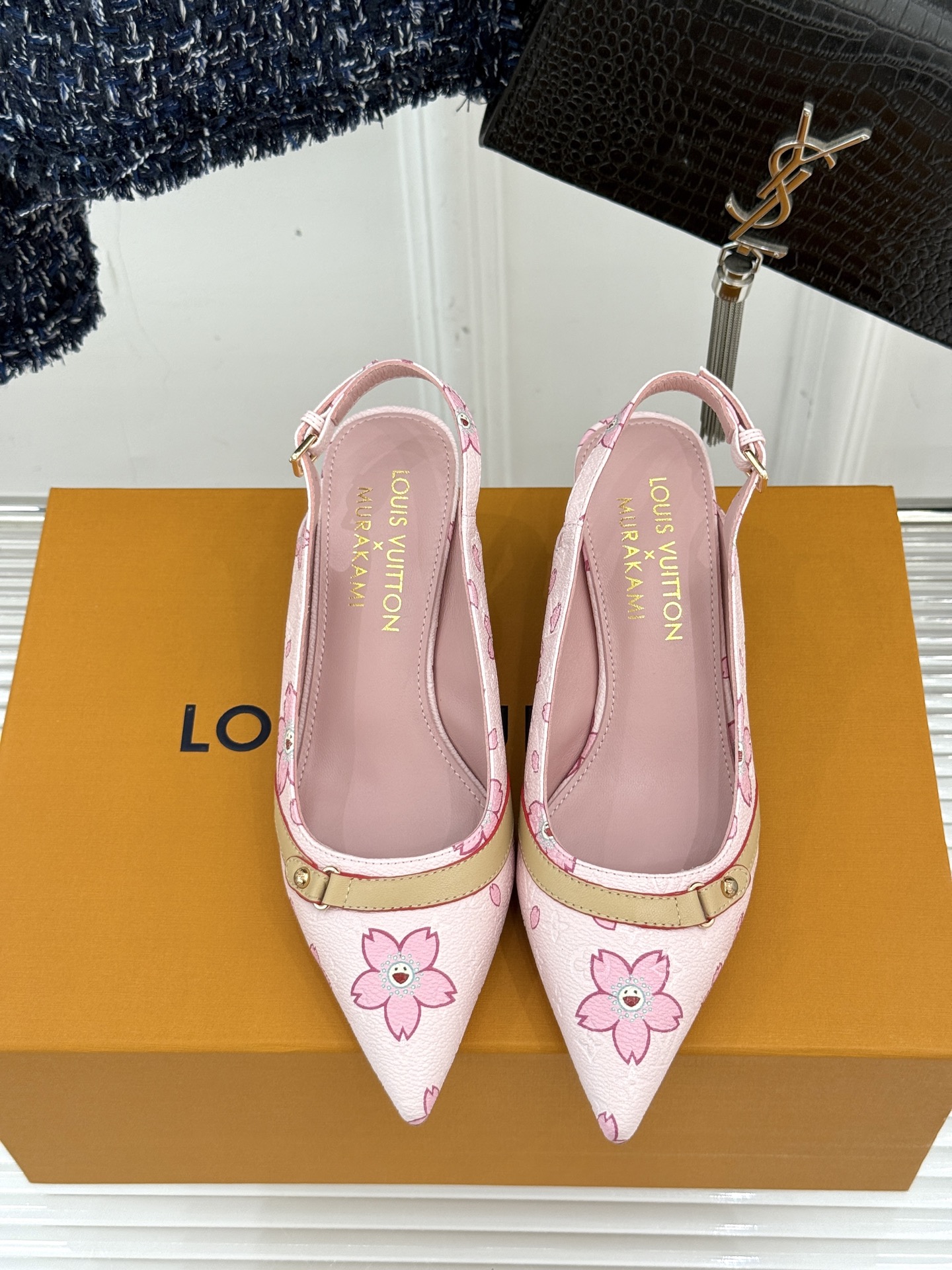 
L*V驴牌25ss春夏新品
樱桃系列樱桃跟高跟凉鞋
将经典与俏皮完美融合
老花元素搭配樱桃图案
复古中