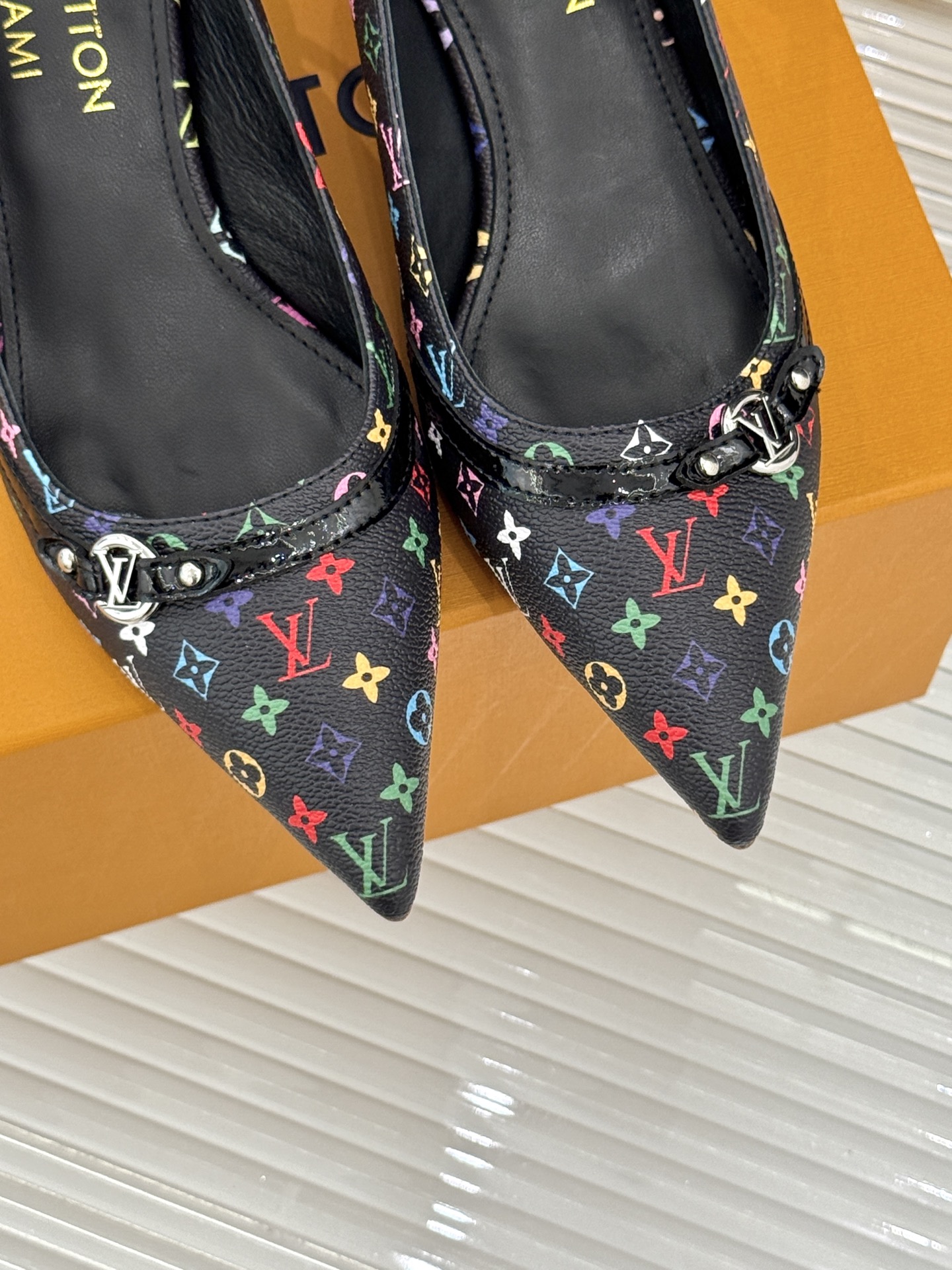 
L*V驴牌25ss春夏新品
樱桃系列樱桃跟高跟凉鞋
将经典与俏皮完美融合
老花元素搭配樱桃图案
复古中