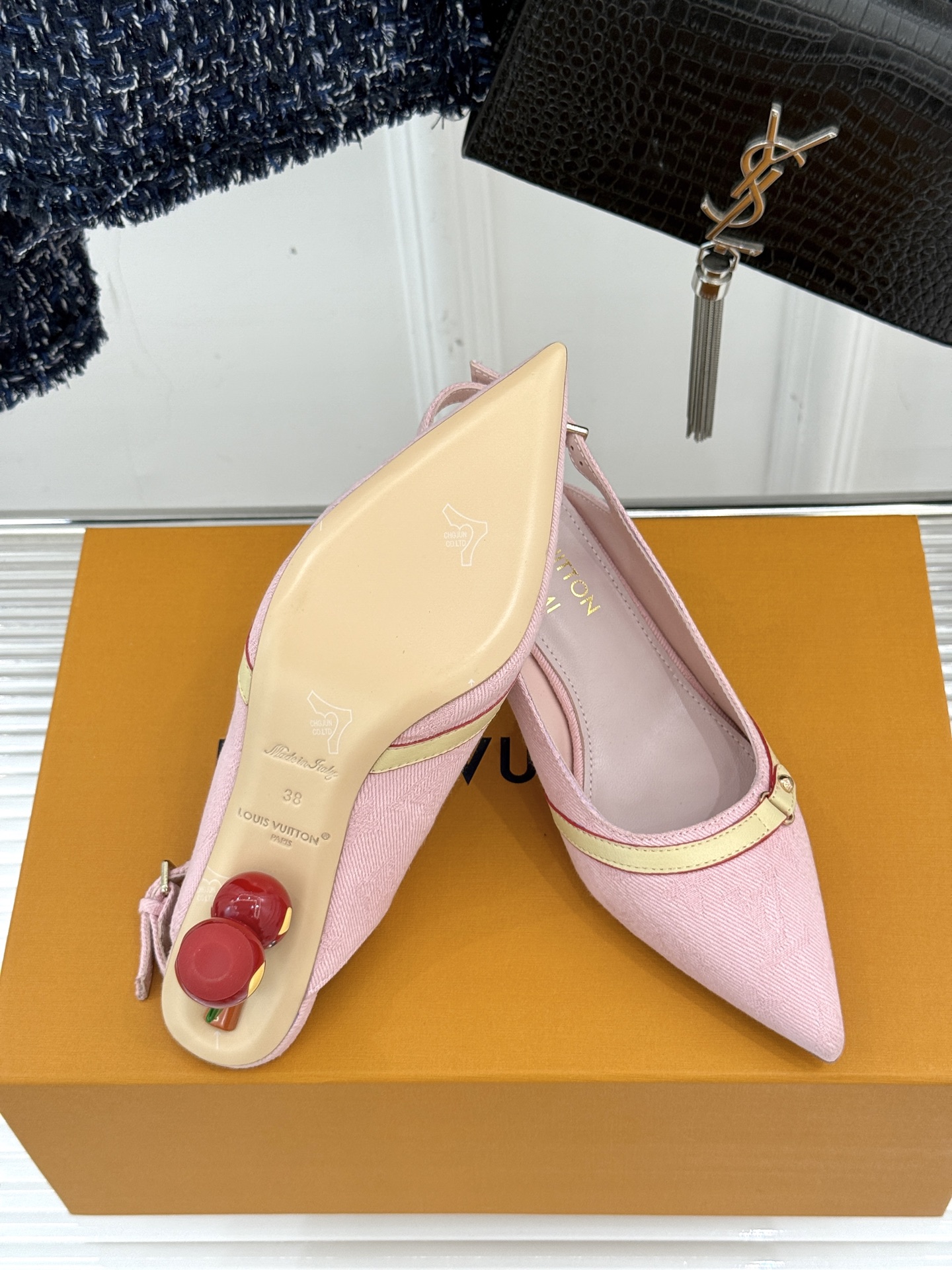 
L*V驴牌25ss春夏新品
樱桃系列樱桃跟高跟凉鞋
将经典与俏皮完美融合
老花元素搭配樱桃图案
复古中