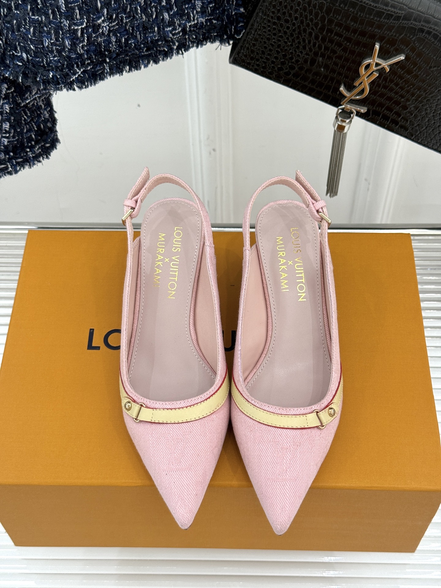 
L*V驴牌25ss春夏新品
樱桃系列樱桃跟高跟凉鞋
将经典与俏皮完美融合
老花元素搭配樱桃图案
复古中