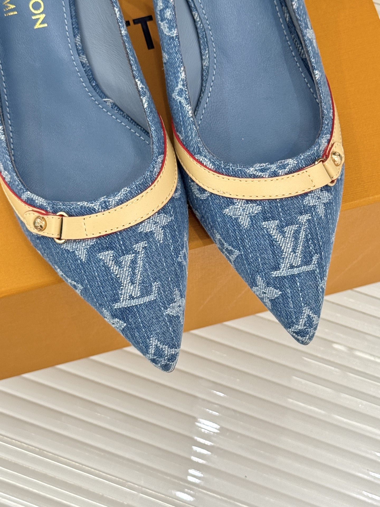 
L*V驴牌25ss春夏新品
樱桃系列樱桃跟高跟凉鞋
将经典与俏皮完美融合
老花元素搭配樱桃图案
复古中