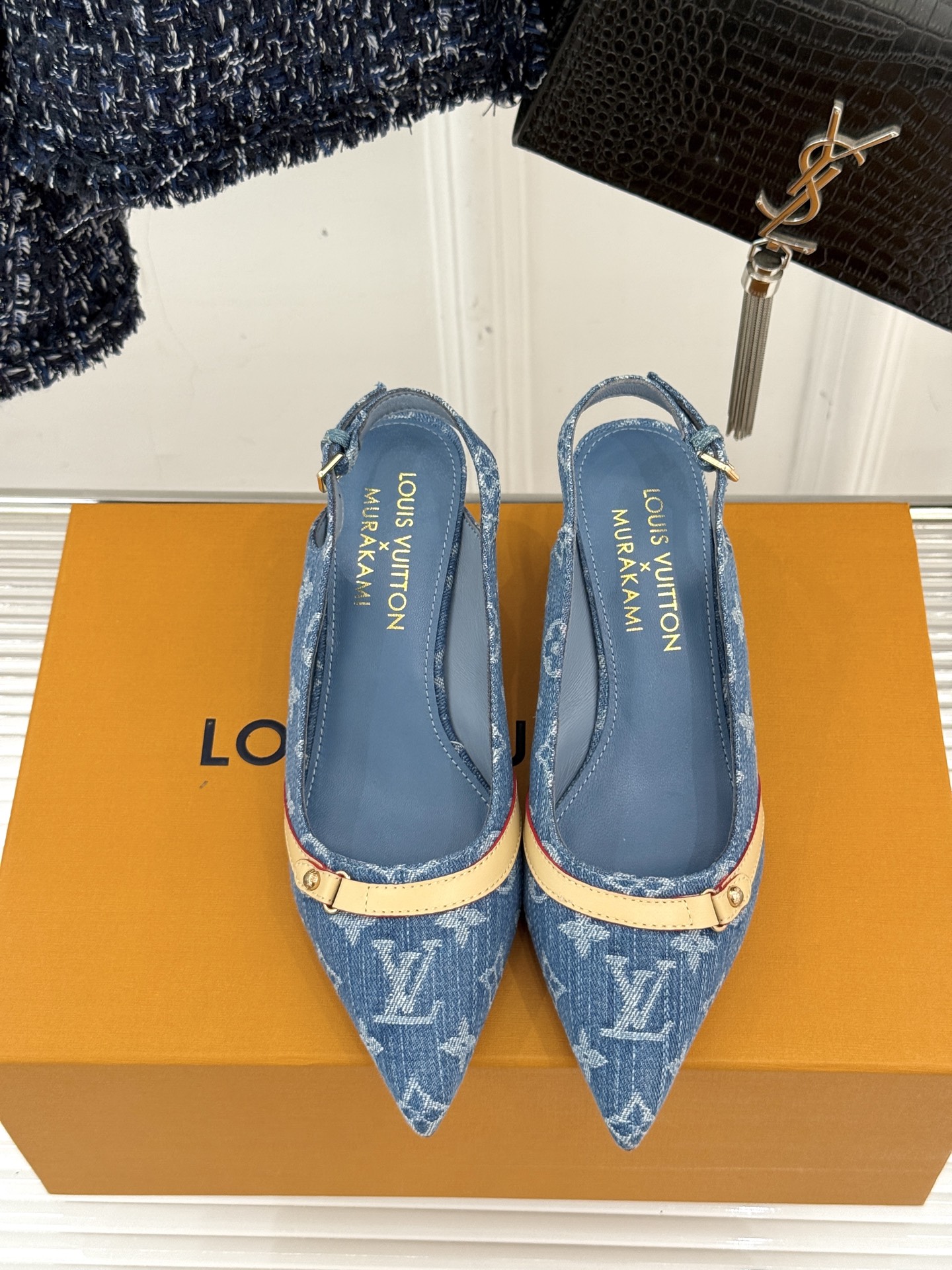 
L*V驴牌25ss春夏新品
樱桃系列樱桃跟高跟凉鞋
将经典与俏皮完美融合
老花元素搭配樱桃图案
复古中