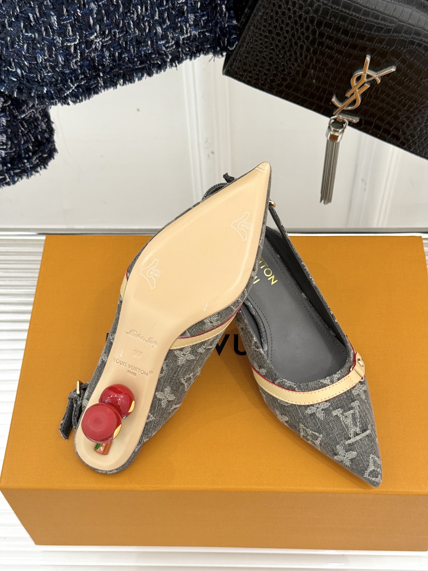 
L*V驴牌25ss春夏新品
樱桃系列樱桃跟高跟凉鞋
将经典与俏皮完美融合
老花元素搭配樱桃图案
复古中