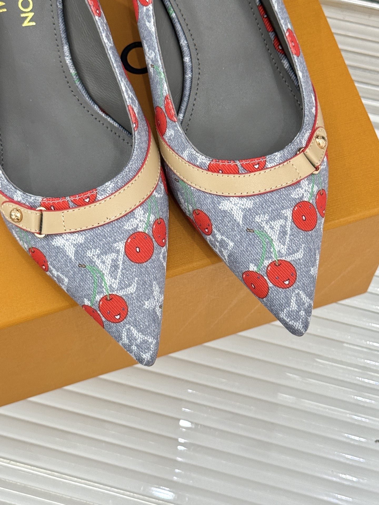 
L*V驴牌25ss春夏新品
樱桃系列樱桃跟高跟凉鞋
将经典与俏皮完美融合
老花元素搭配樱桃图案
复古中