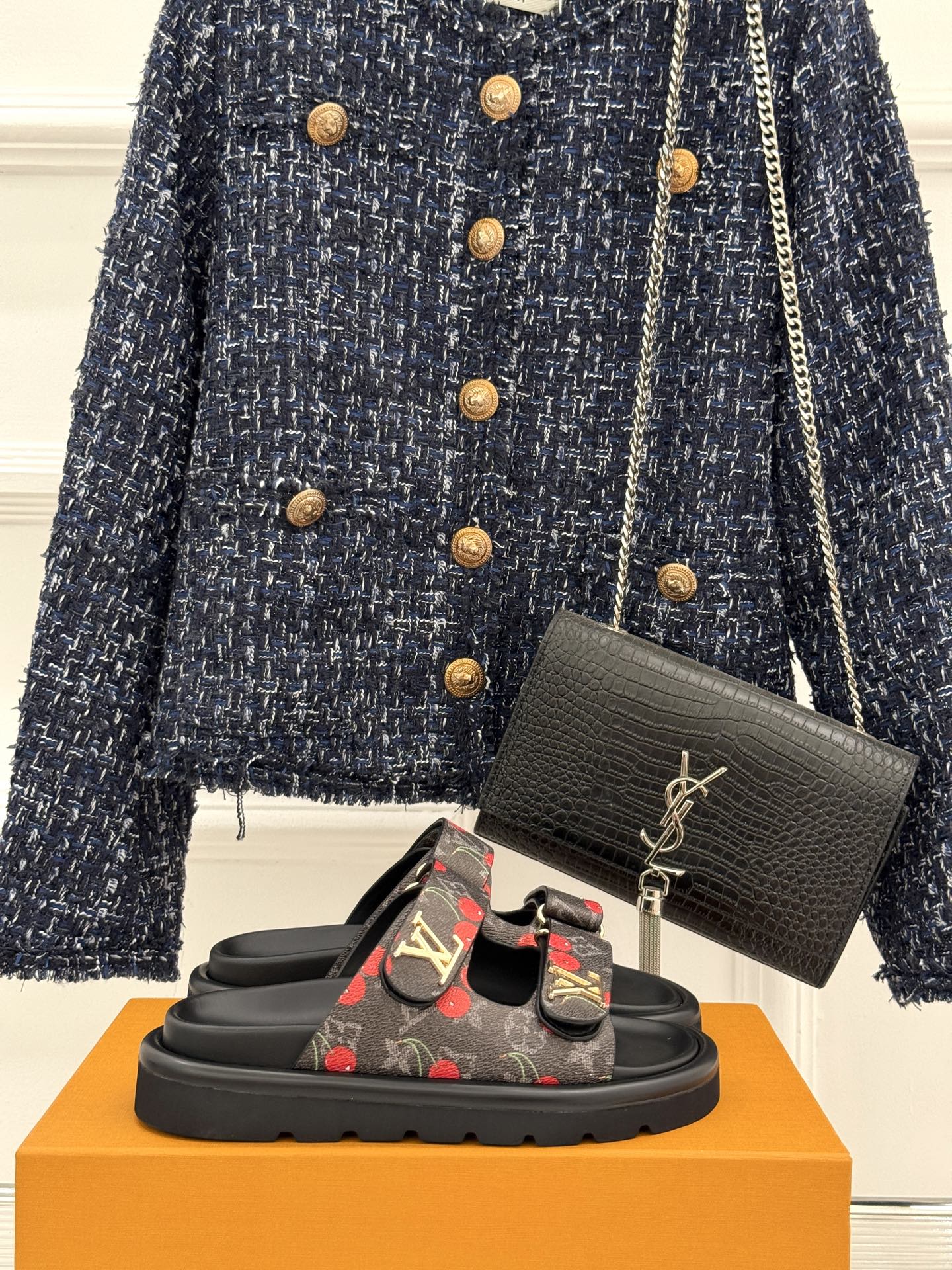 
L*V驴牌25ss春夏新品魔术贴樱桃系列
休闲沙滩拖鞋
炎热的夏日浪漫气息在空气中弥漫开来
是时候穿上