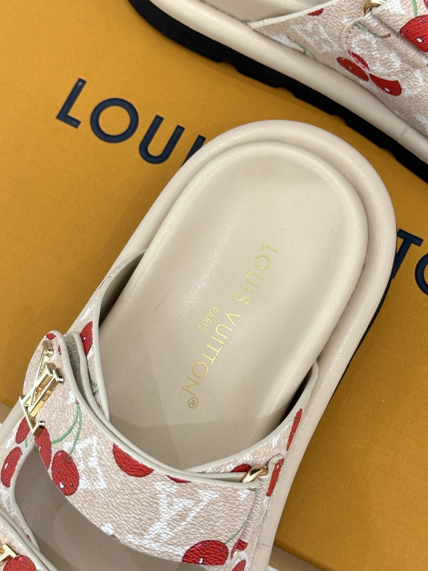 
L*V驴牌25ss春夏新品魔术贴樱桃系列
休闲沙滩拖鞋
炎热的夏日浪漫气息在空气中弥漫开来
是时候穿上