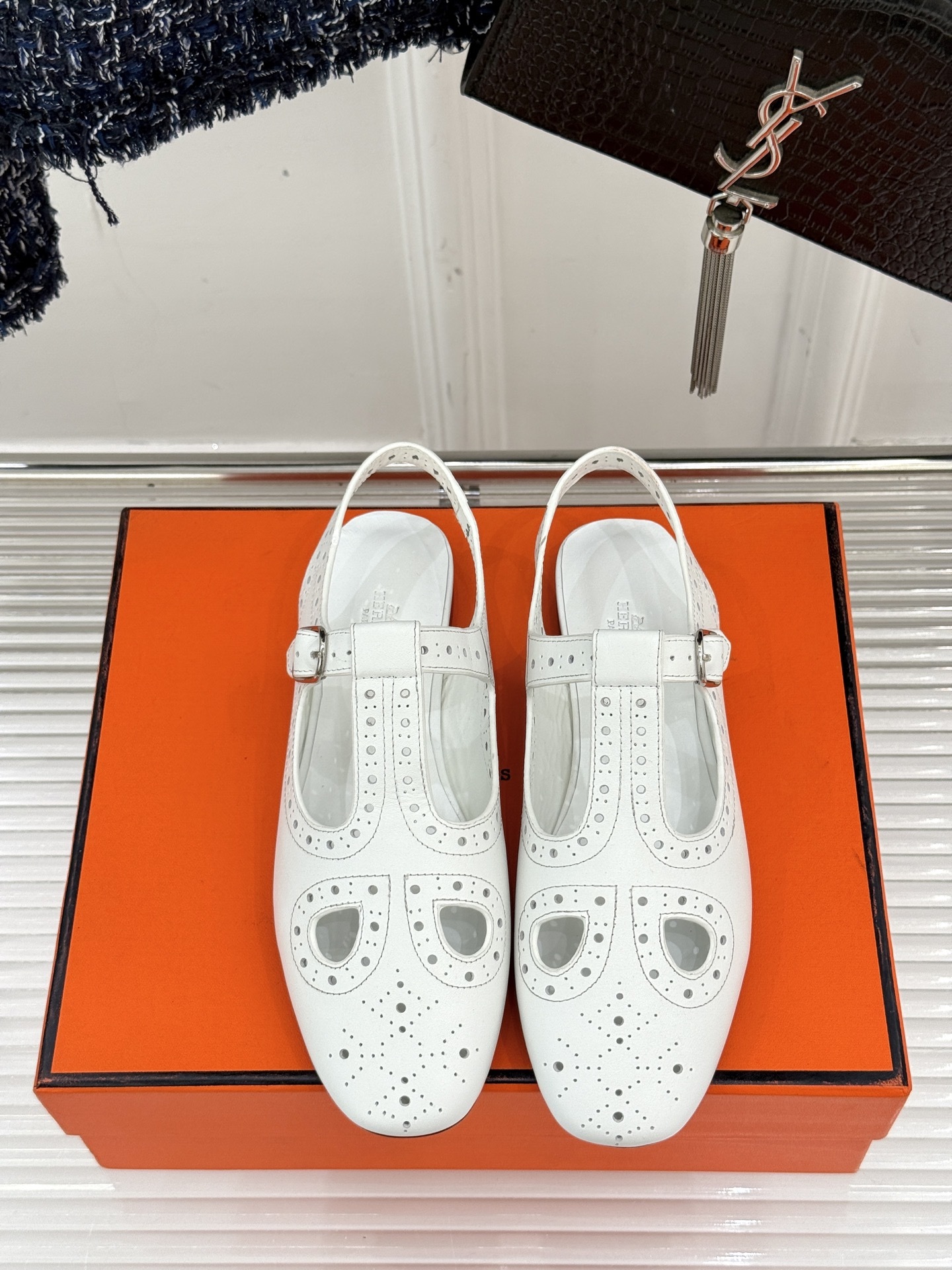 Hermès/爱马仕25WF新品镂空凉鞋
将精湛工艺与时尚美学完美融合
成为夏日里不可或缺的时尚单品。