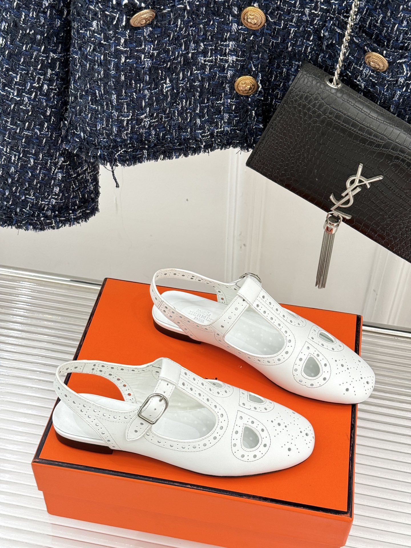 Hermès/爱马仕25WF新品镂空凉鞋
将精湛工艺与时尚美学完美融合
成为夏日里不可或缺的时尚单品。