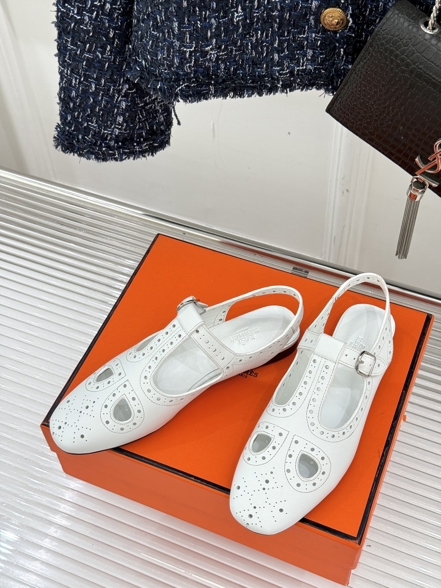 Hermès/爱马仕25WF新品镂空凉鞋
将精湛工艺与时尚美学完美融合
成为夏日里不可或缺的时尚单品。