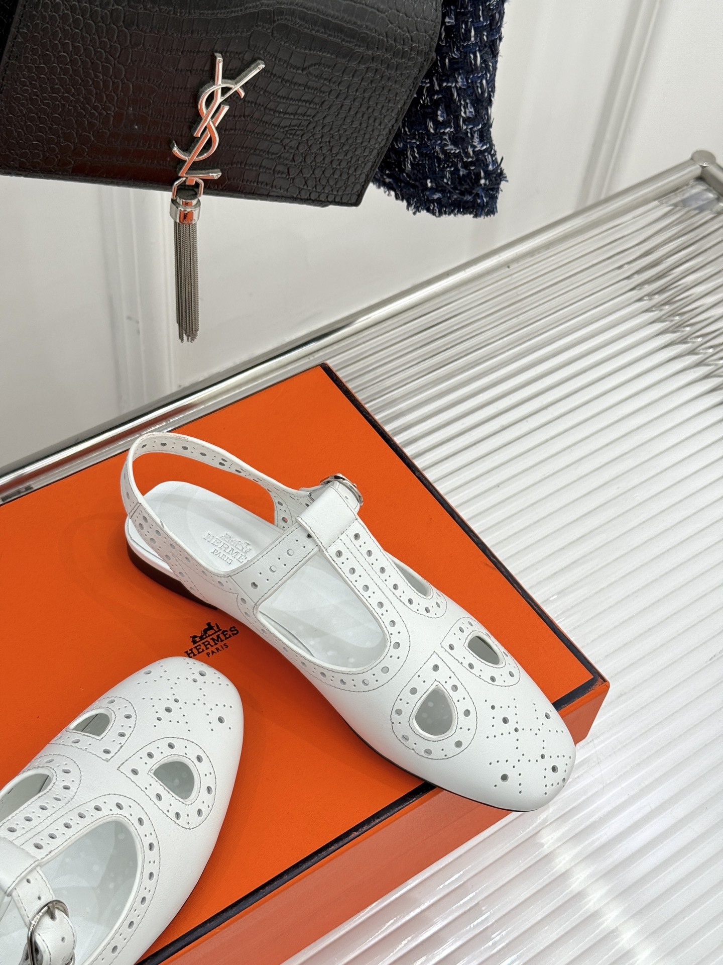 Hermès/爱马仕25WF新品镂空凉鞋
将精湛工艺与时尚美学完美融合
成为夏日里不可或缺的时尚单品。