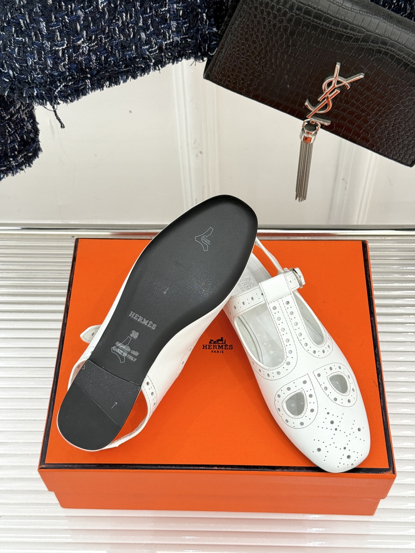 Hermès/爱马仕25WF新品镂空凉鞋
将精湛工艺与时尚美学完美融合
成为夏日里不可或缺的时尚单品。