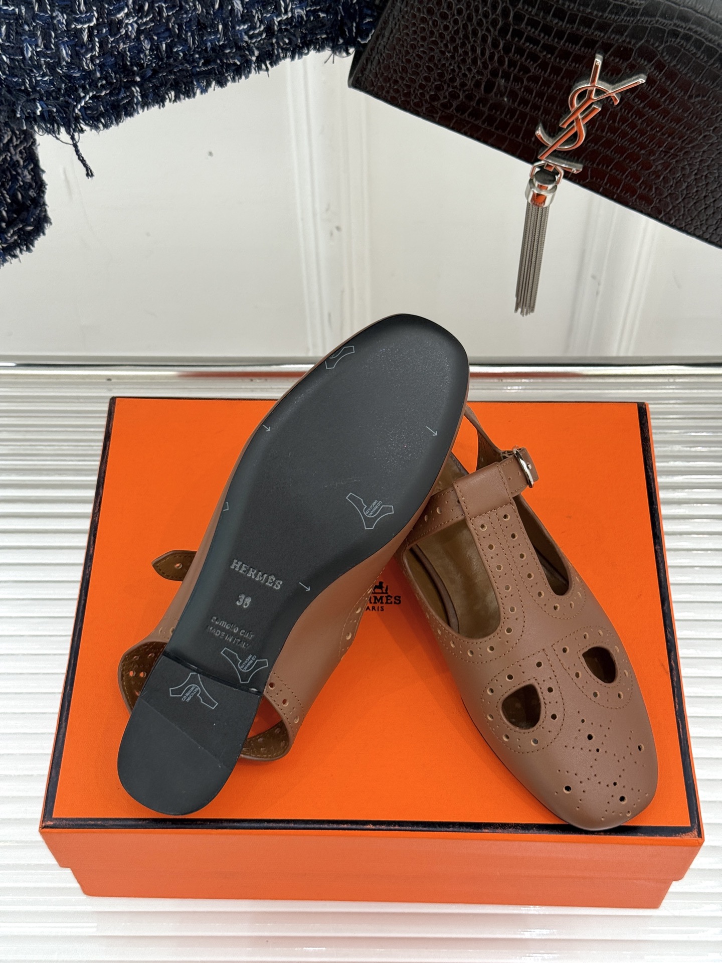 
Hermès/爱马仕25WF新品镂空凉鞋
将精湛工艺与时尚美学完美融合
成为夏日里不可或缺的时尚单品。