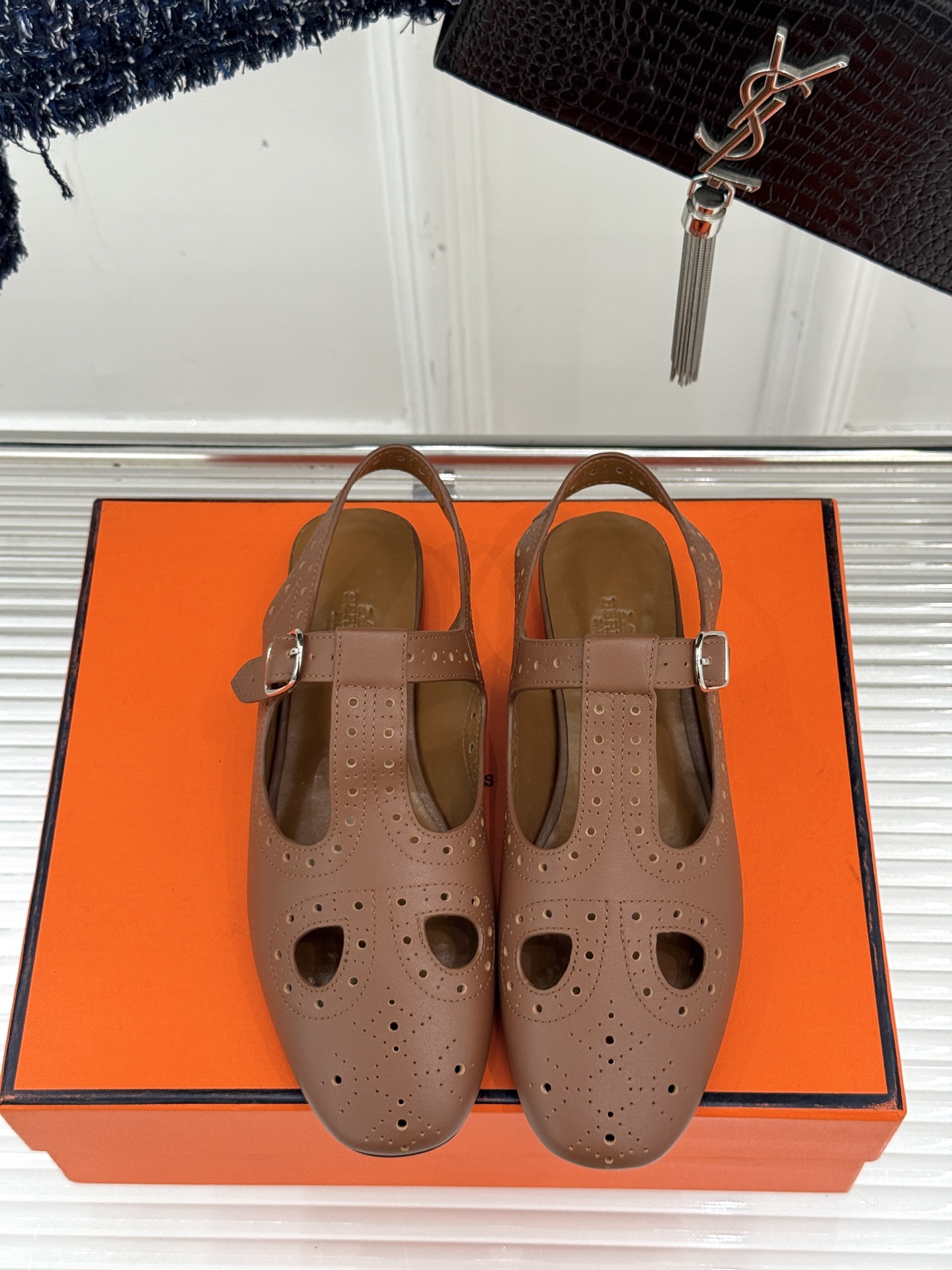 
Hermès/爱马仕25WF新品镂空凉鞋
将精湛工艺与时尚美学完美融合
成为夏日里不可或缺的时尚单品。