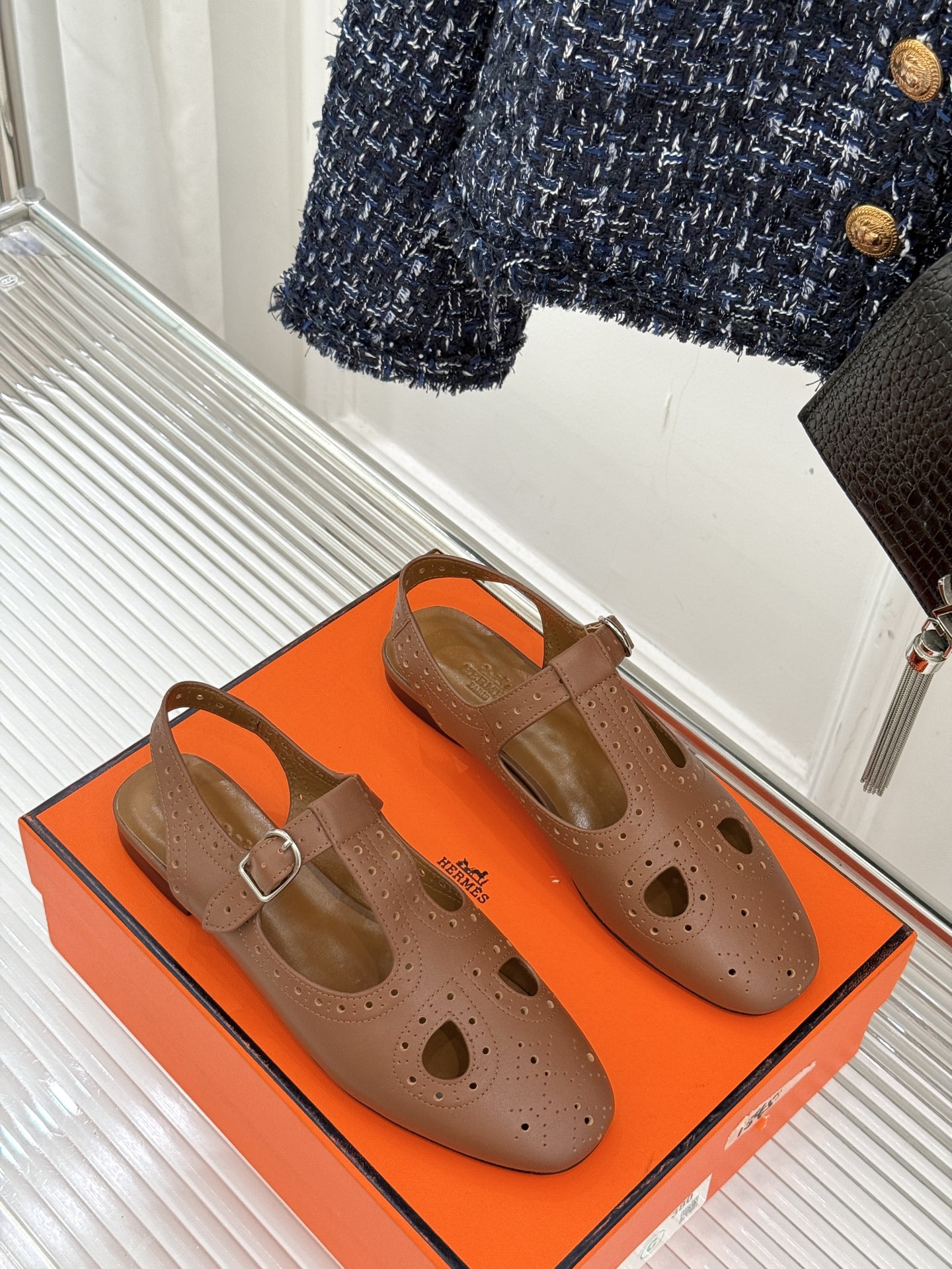 
Hermès/爱马仕25WF新品镂空凉鞋
将精湛工艺与时尚美学完美融合
成为夏日里不可或缺的时尚单品。