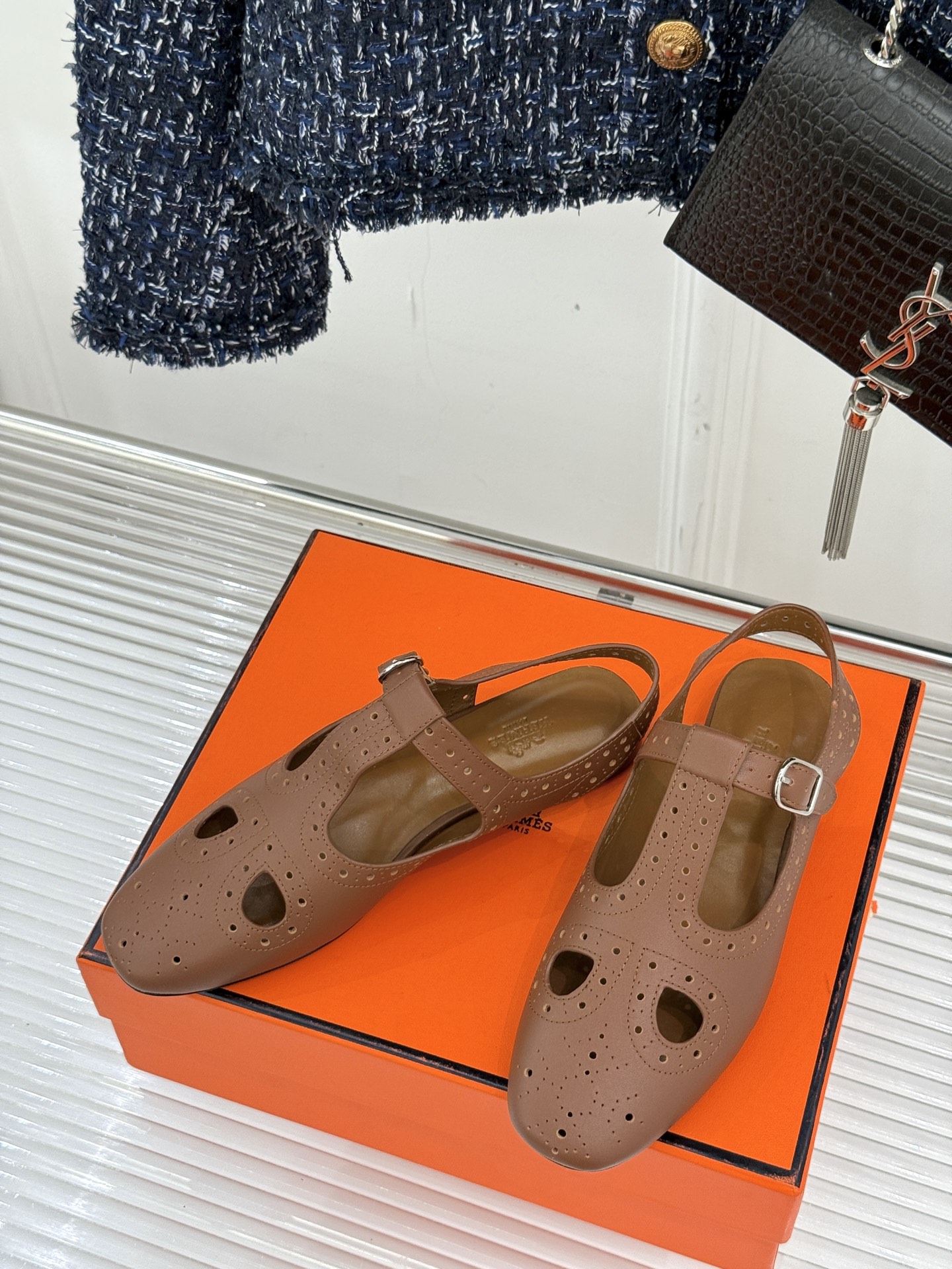 
Hermès/爱马仕25WF新品镂空凉鞋
将精湛工艺与时尚美学完美融合
成为夏日里不可或缺的时尚单品。