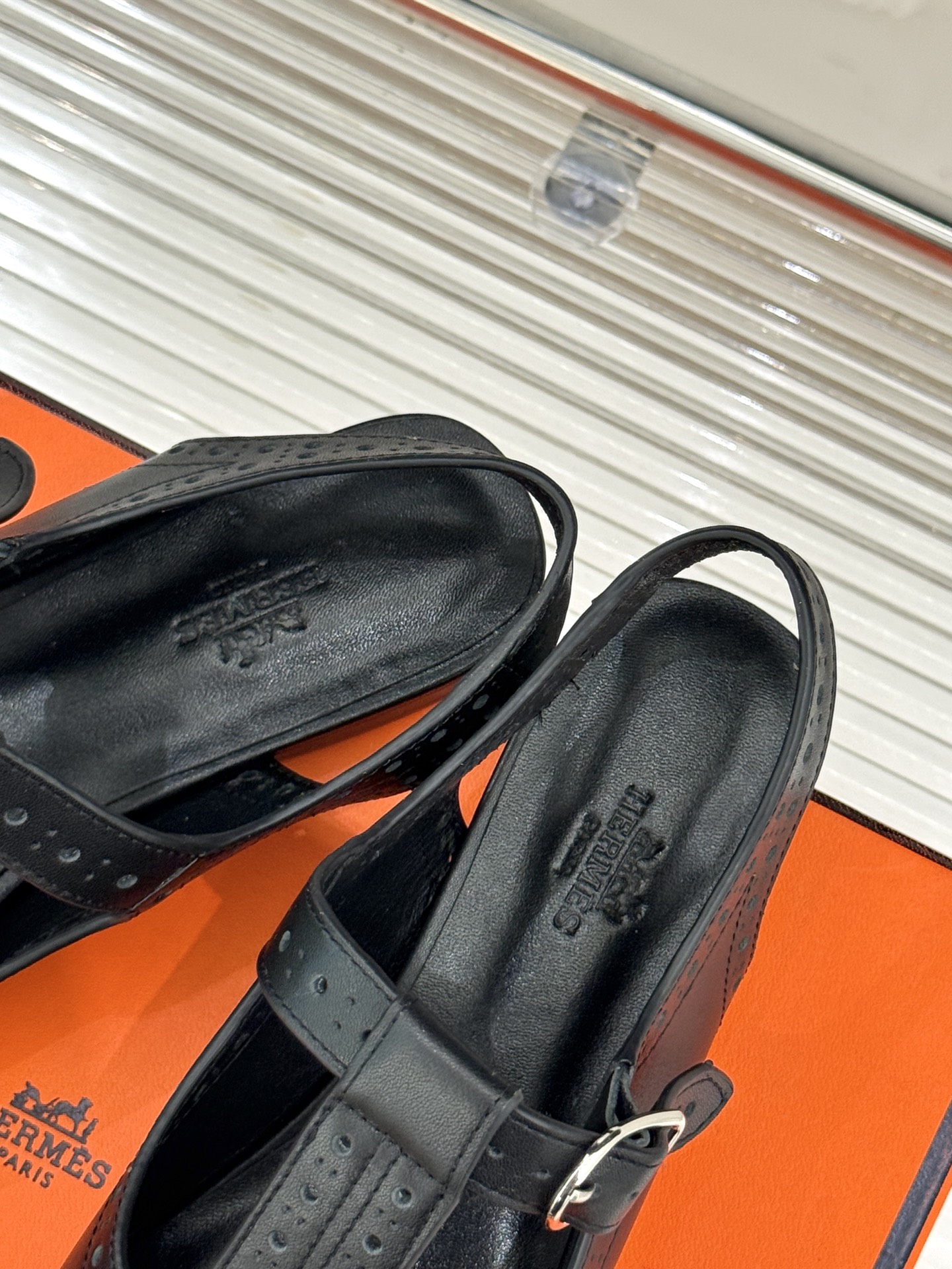
Hermès/爱马仕25WF新品镂空凉鞋
将精湛工艺与时尚美学完美融合
成为夏日里不可或缺的时尚单品。