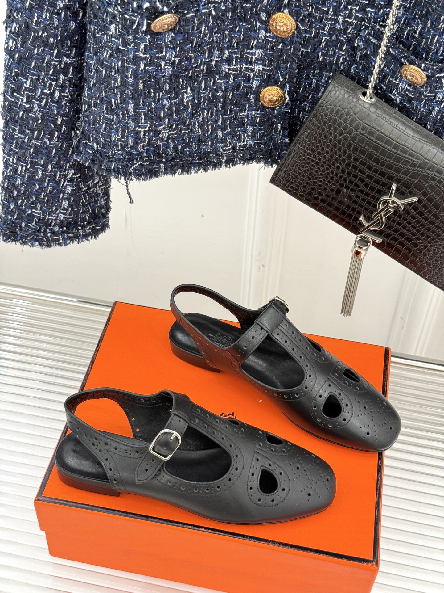 
Hermès/爱马仕25WF新品镂空凉鞋
将精湛工艺与时尚美学完美融合
成为夏日里不可或缺的时尚单品。