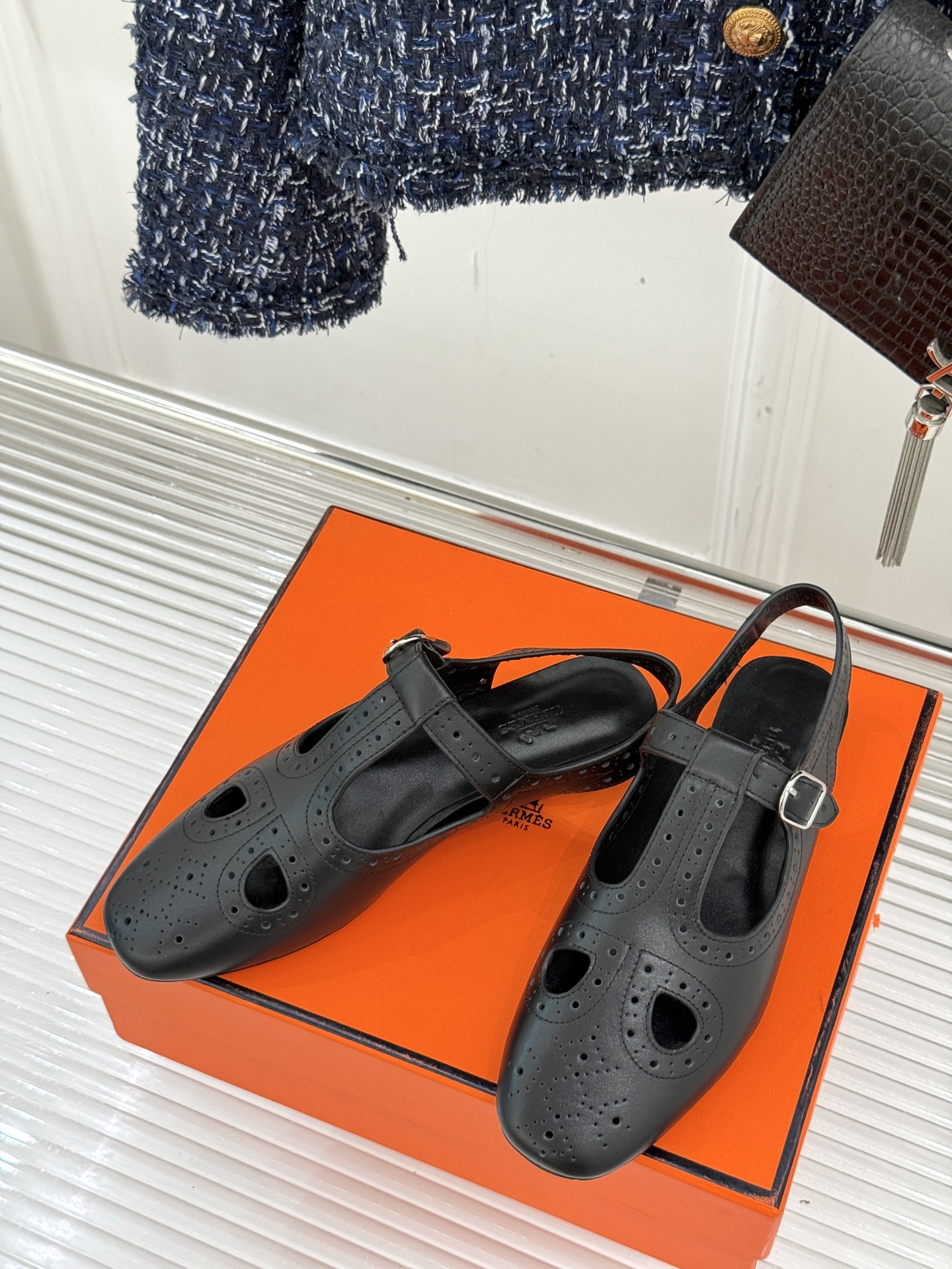 
Hermès/爱马仕25WF新品镂空凉鞋
将精湛工艺与时尚美学完美融合
成为夏日里不可或缺的时尚单品。