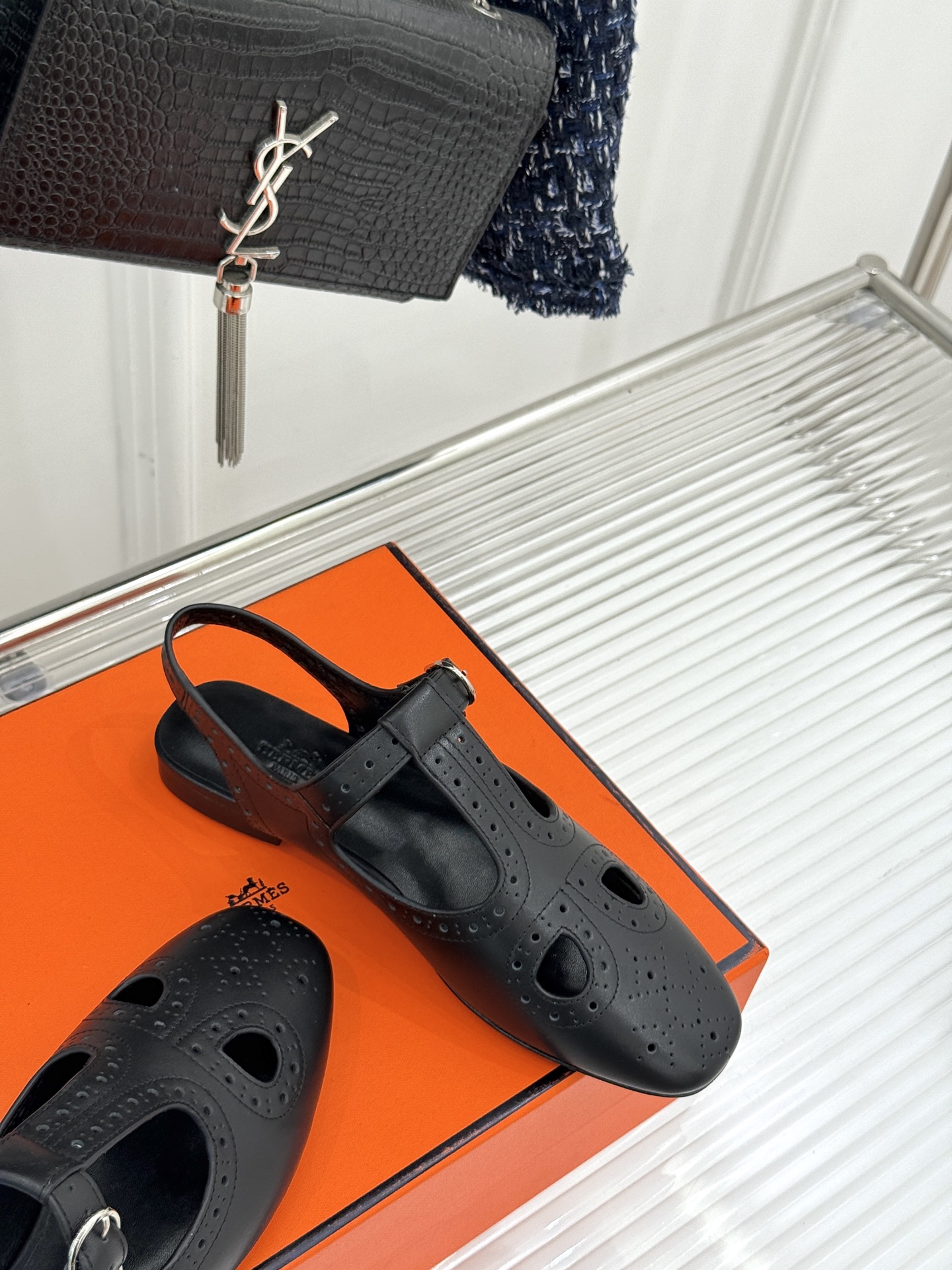 
Hermès/爱马仕25WF新品镂空凉鞋
将精湛工艺与时尚美学完美融合
成为夏日里不可或缺的时尚单品。