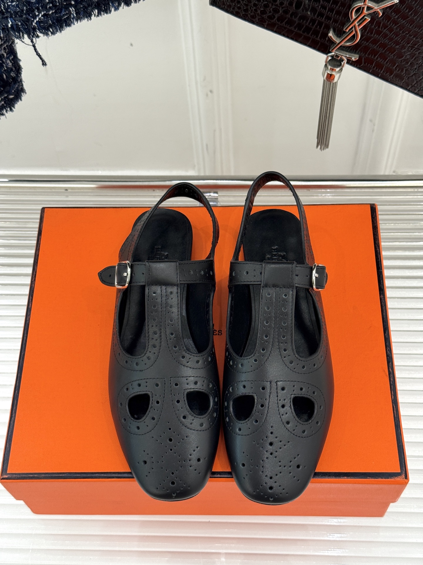 
Hermès/爱马仕25WF新品镂空凉鞋
将精湛工艺与时尚美学完美融合
成为夏日里不可或缺的时尚单品。