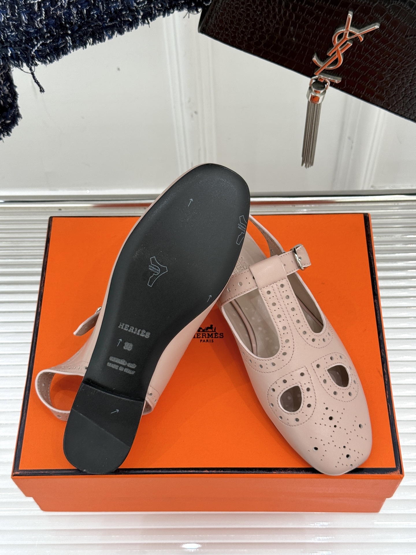 Hermès/爱马仕25WF新品镂空凉鞋
将精湛工艺与时尚美学完美融合
成为夏日里不可或缺的时尚单品。