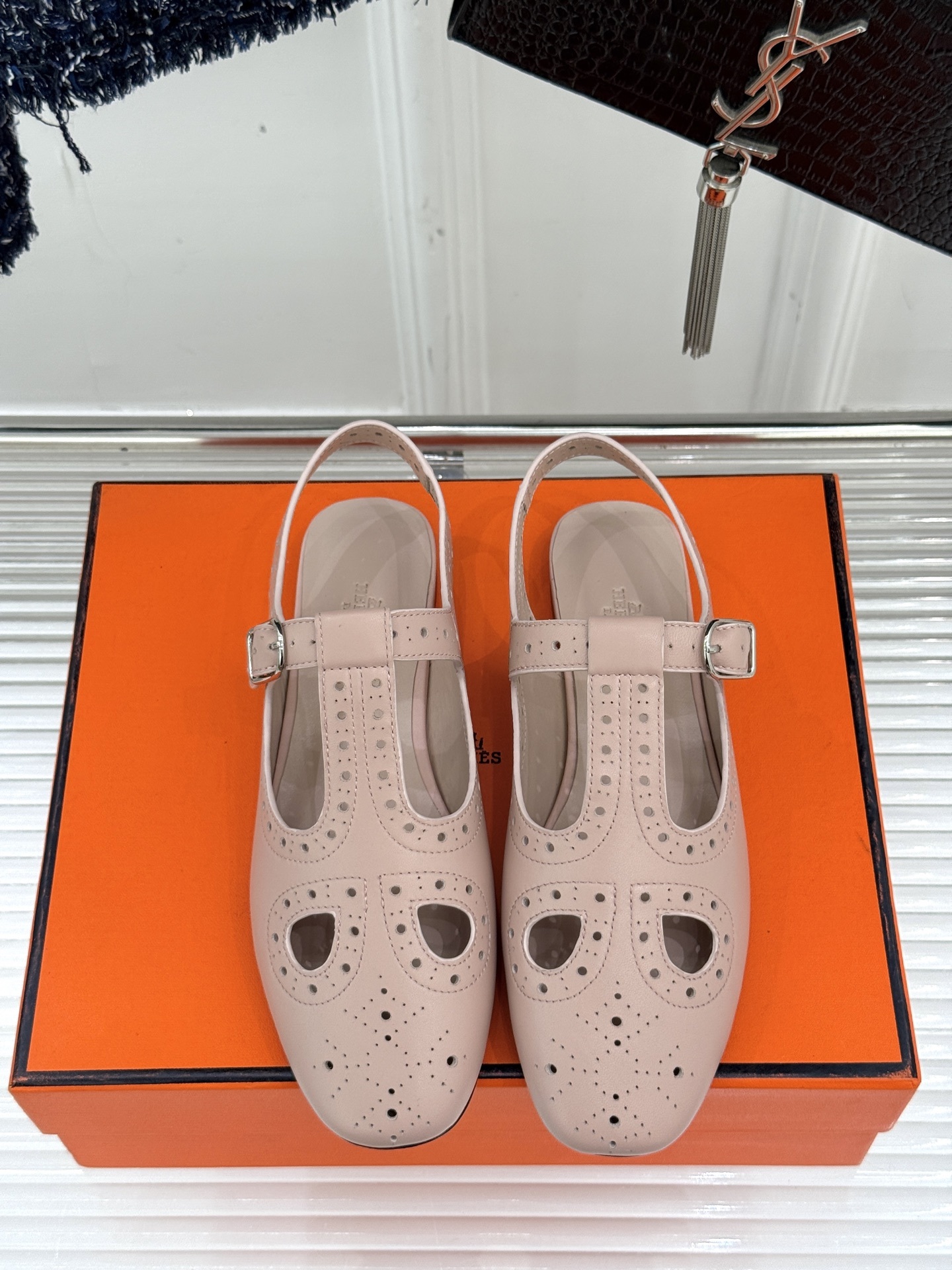 Hermès/爱马仕25WF新品镂空凉鞋
将精湛工艺与时尚美学完美融合
成为夏日里不可或缺的时尚单品。